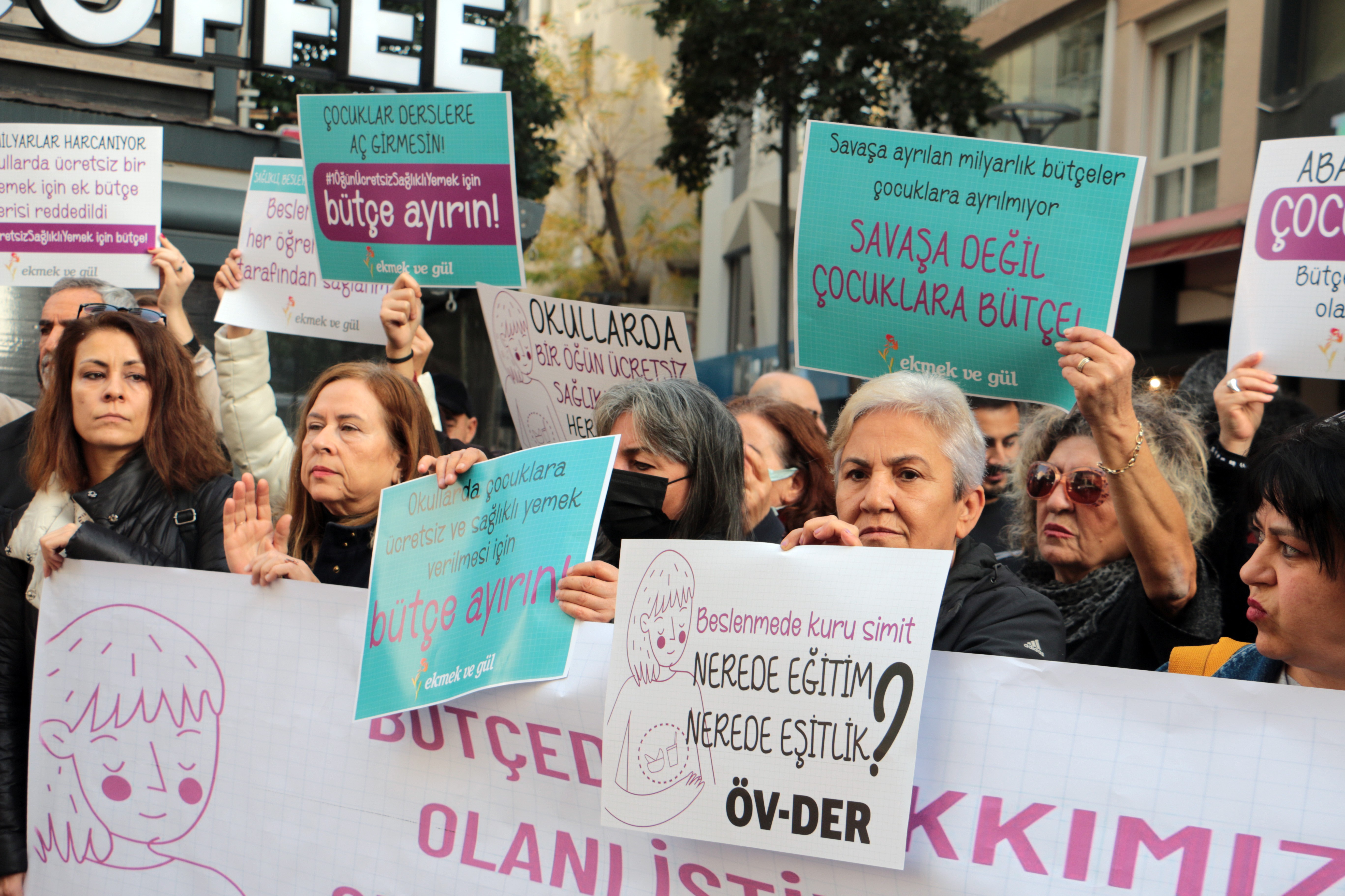 İzmir'de yapılan okullarda bir öğün ücretsiz yemek talepli açıklama.