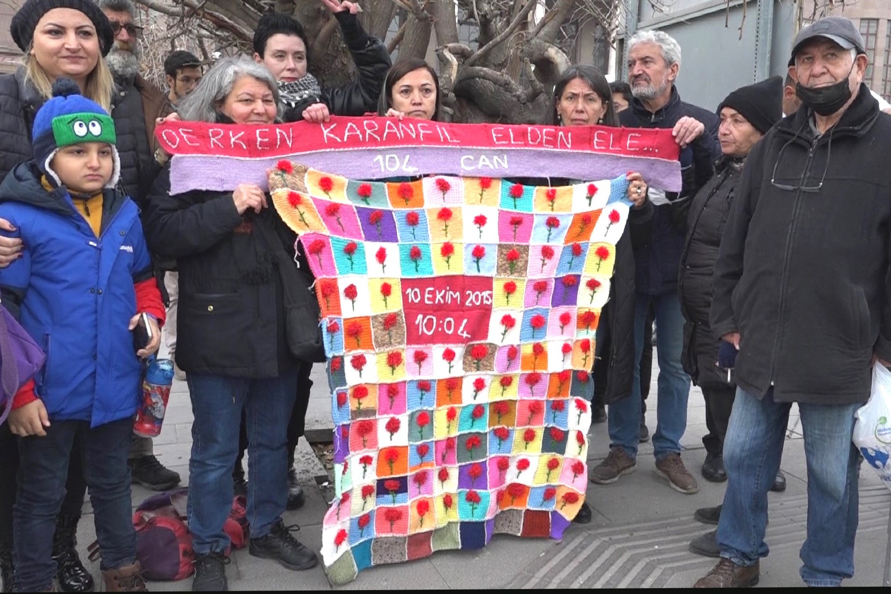 Ankara Gar'ı önünde açıklama yapan kalabalık