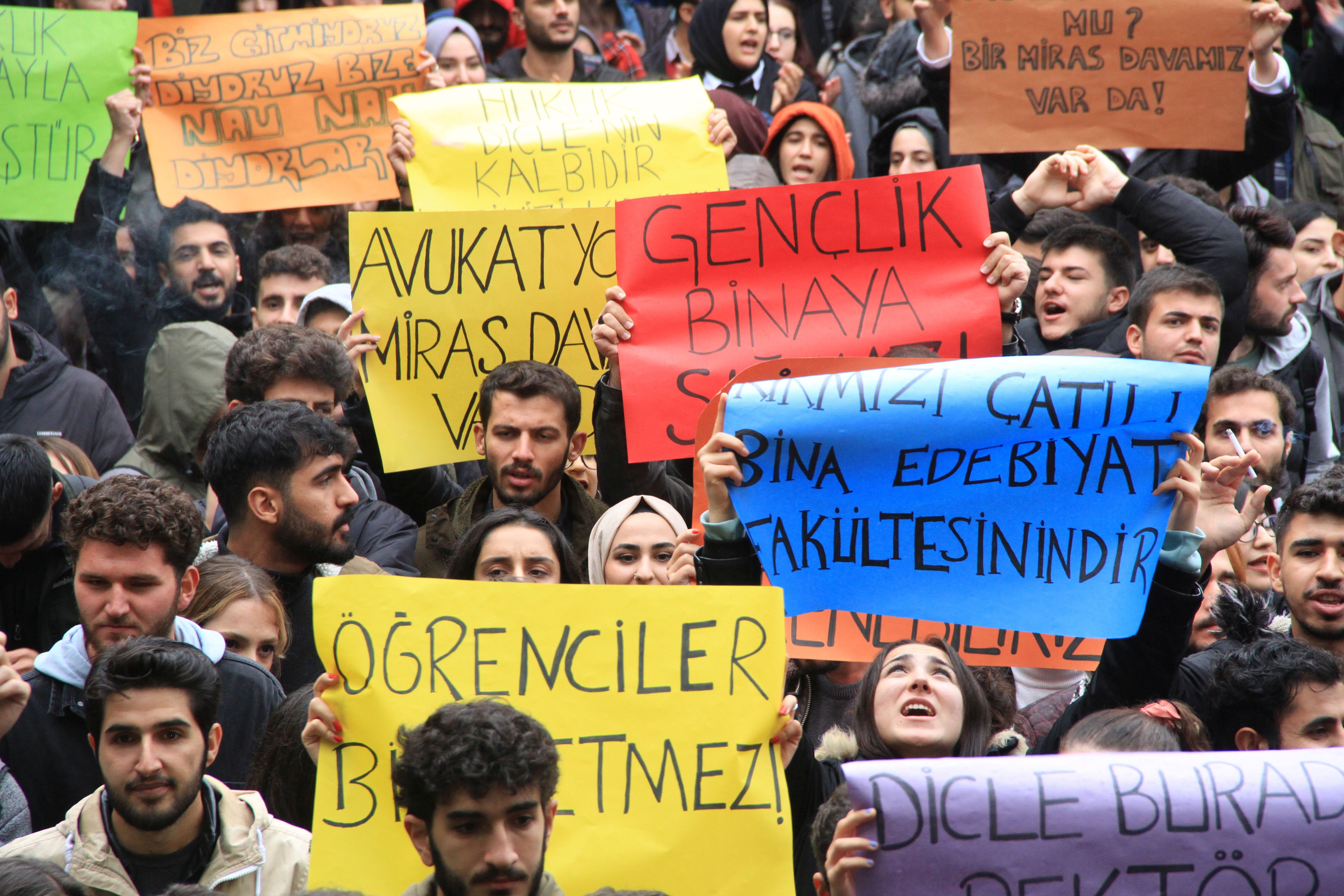 Dicle Üniversitesi Hukuk Fakültesi öğrencileri eylemi