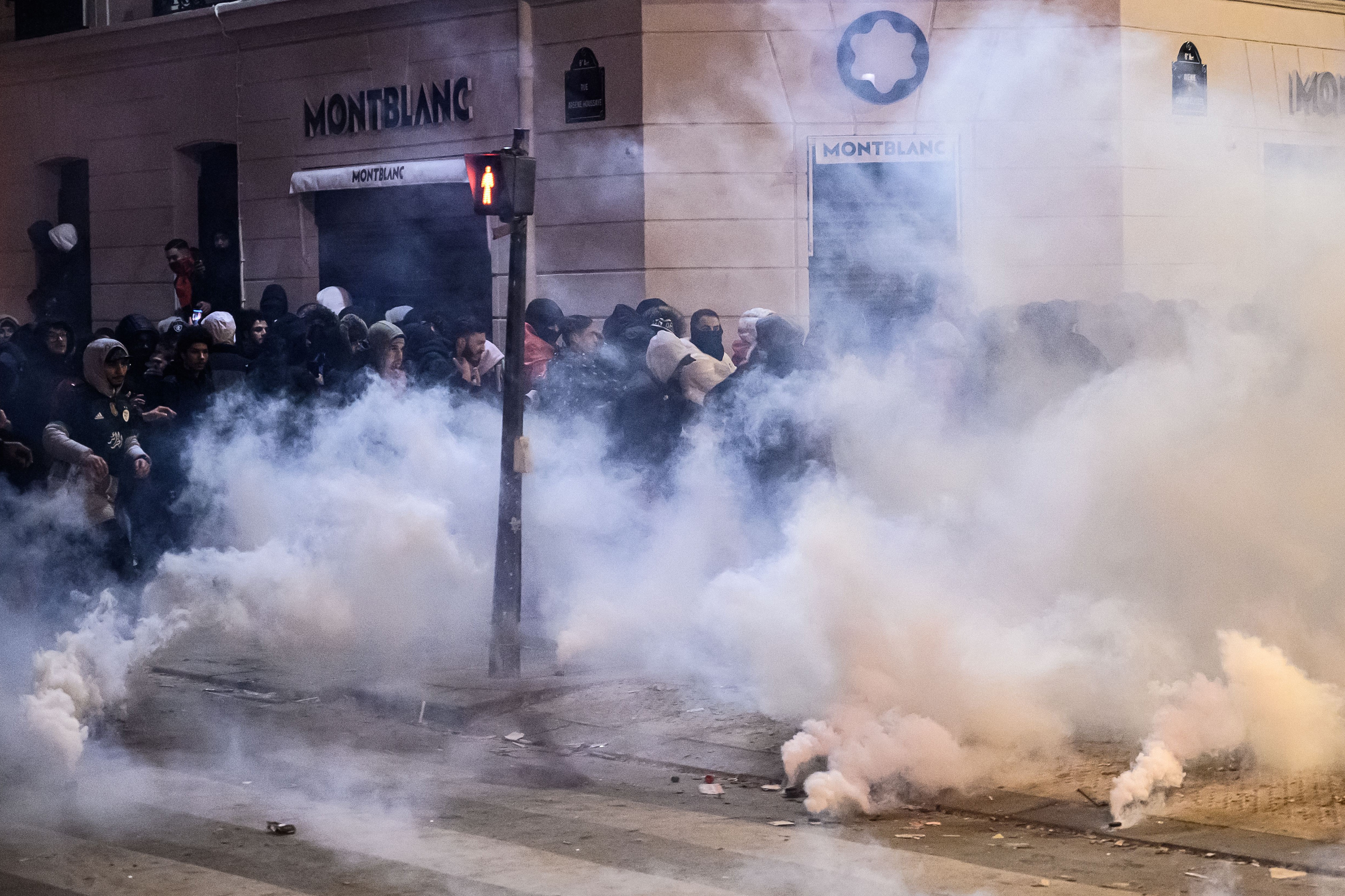 Portekiz'e karşı zaferlerini kutlayan Fas taraftarlarına Fransız polisinden müdahale etti