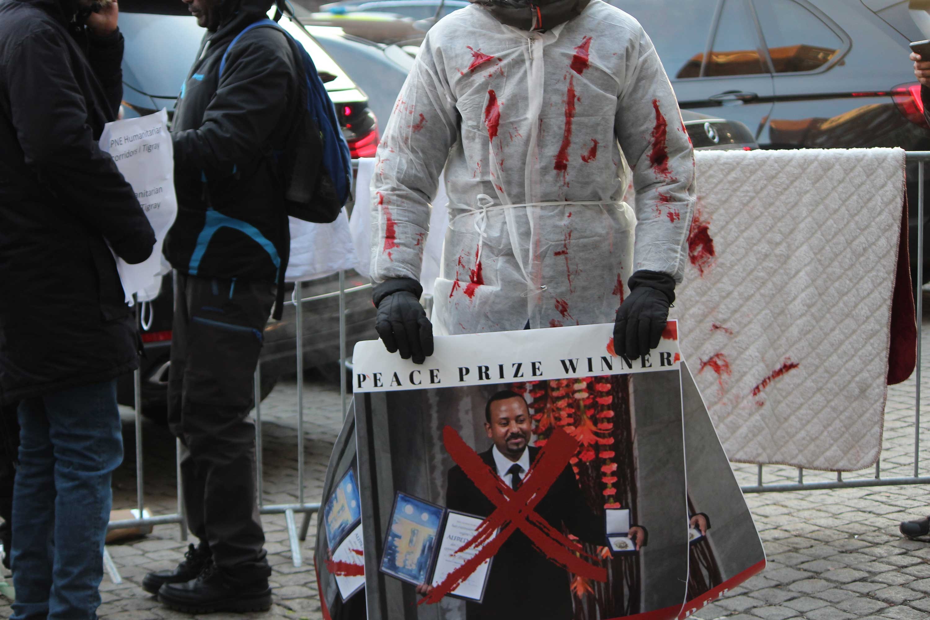 Nobel ödül töreninde protesto düzenleyenler 