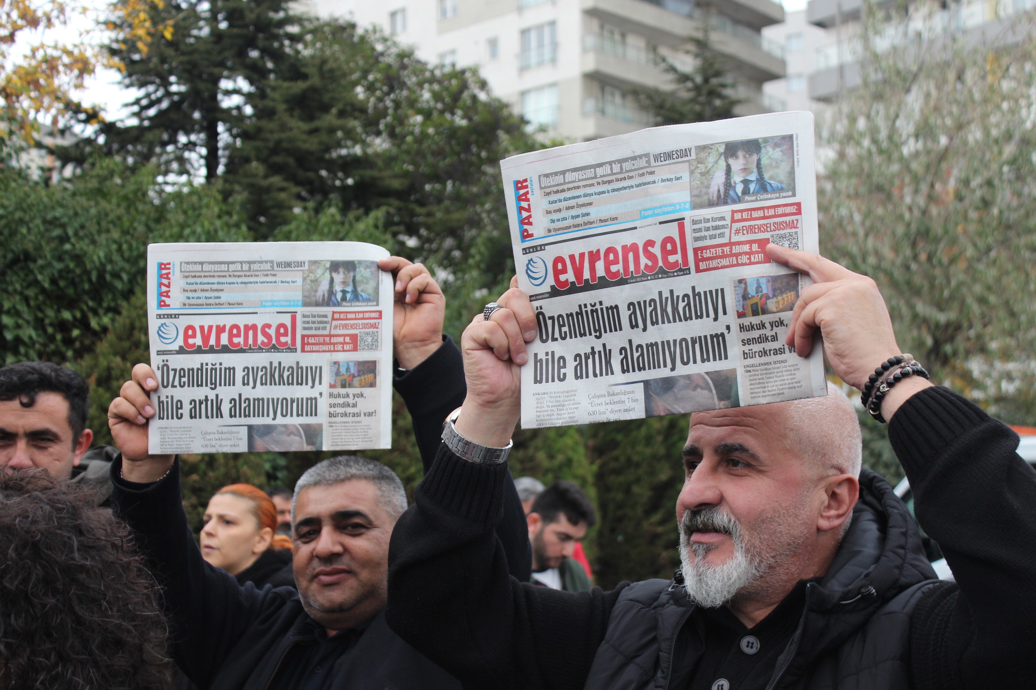 Gazetelerini kaldıran emekçiler