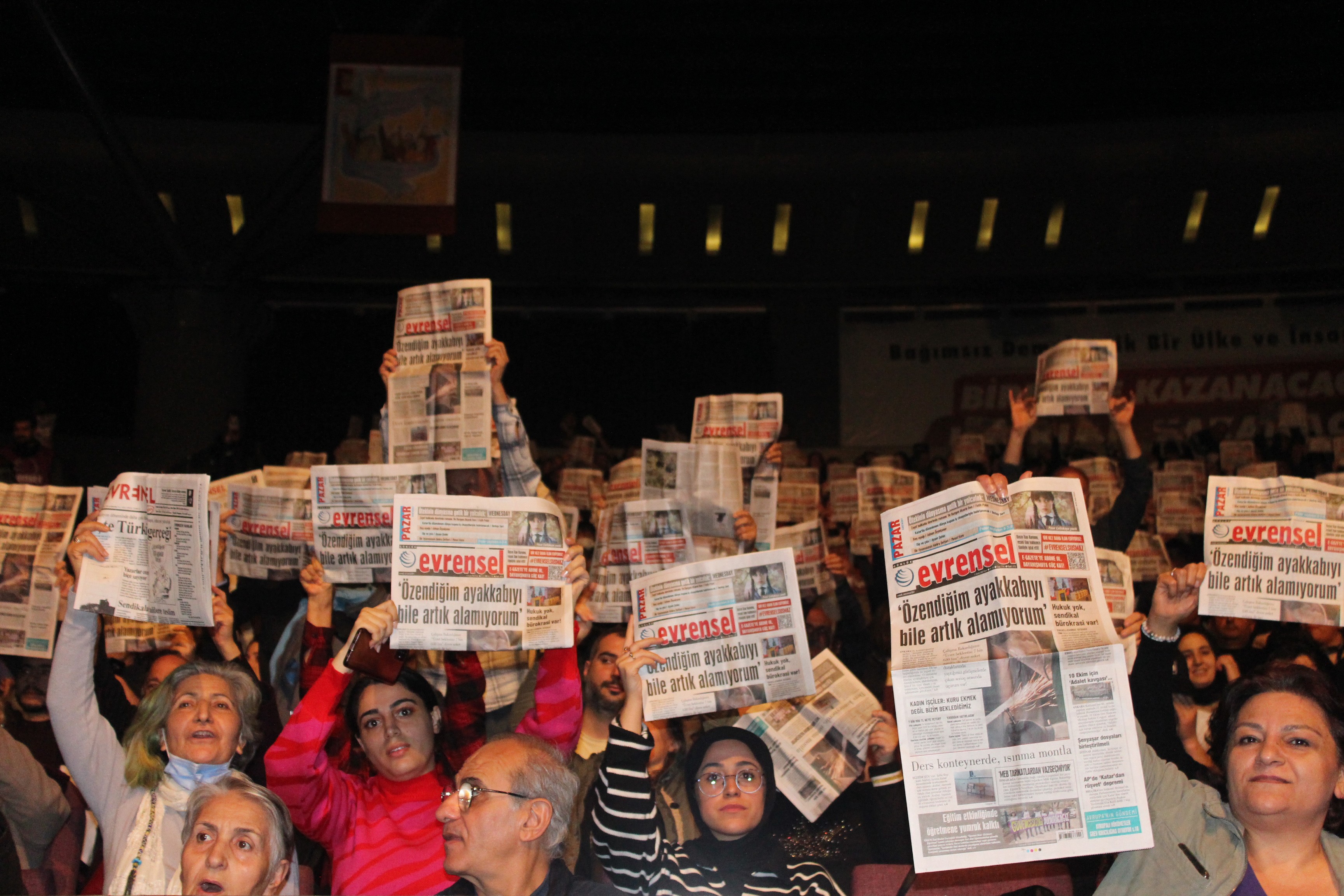 Salondan görünüm. Okurlar gazetelerini kaldırıyor.