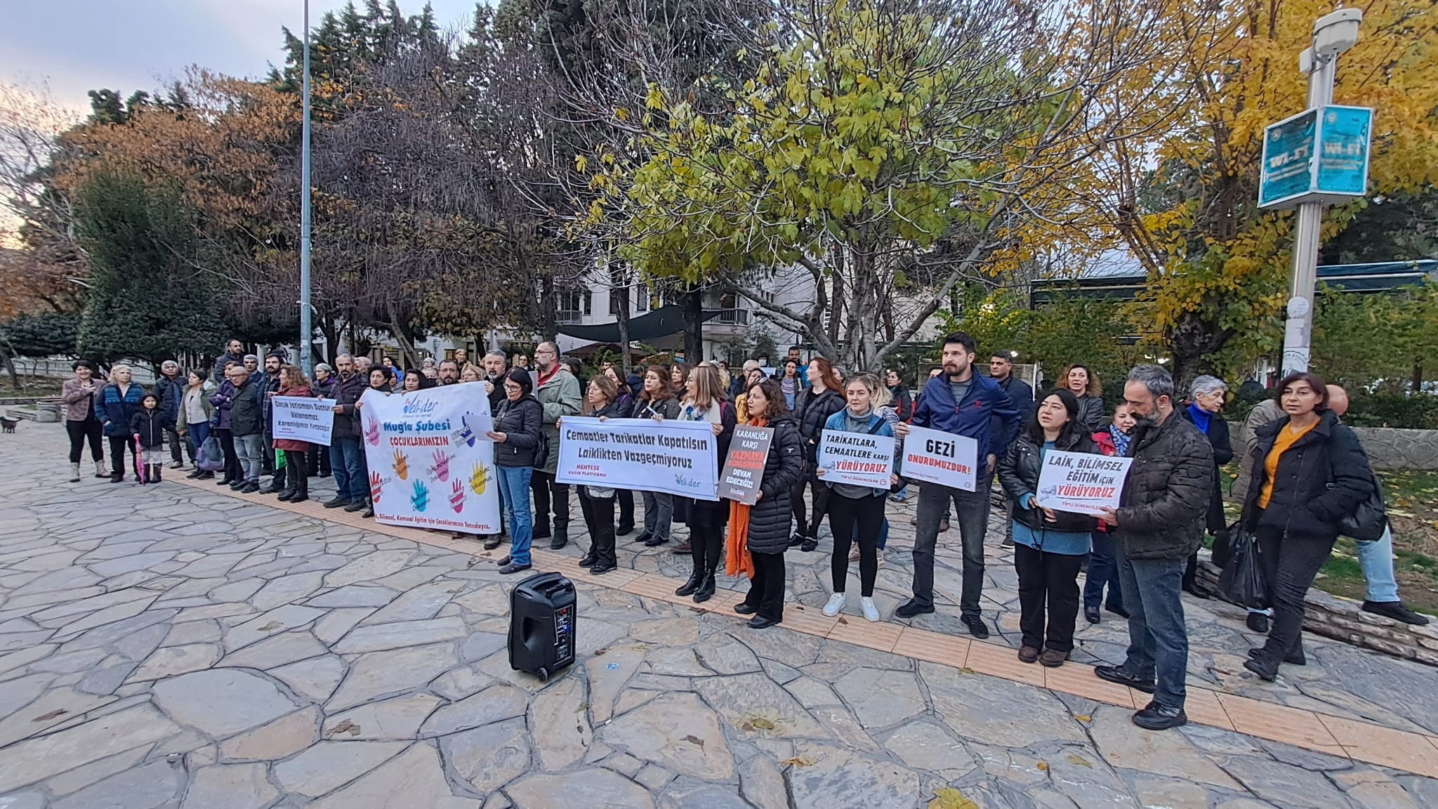 kadınlar pankart ve dözvilerle basın açıklaması gerçekleştiriyor