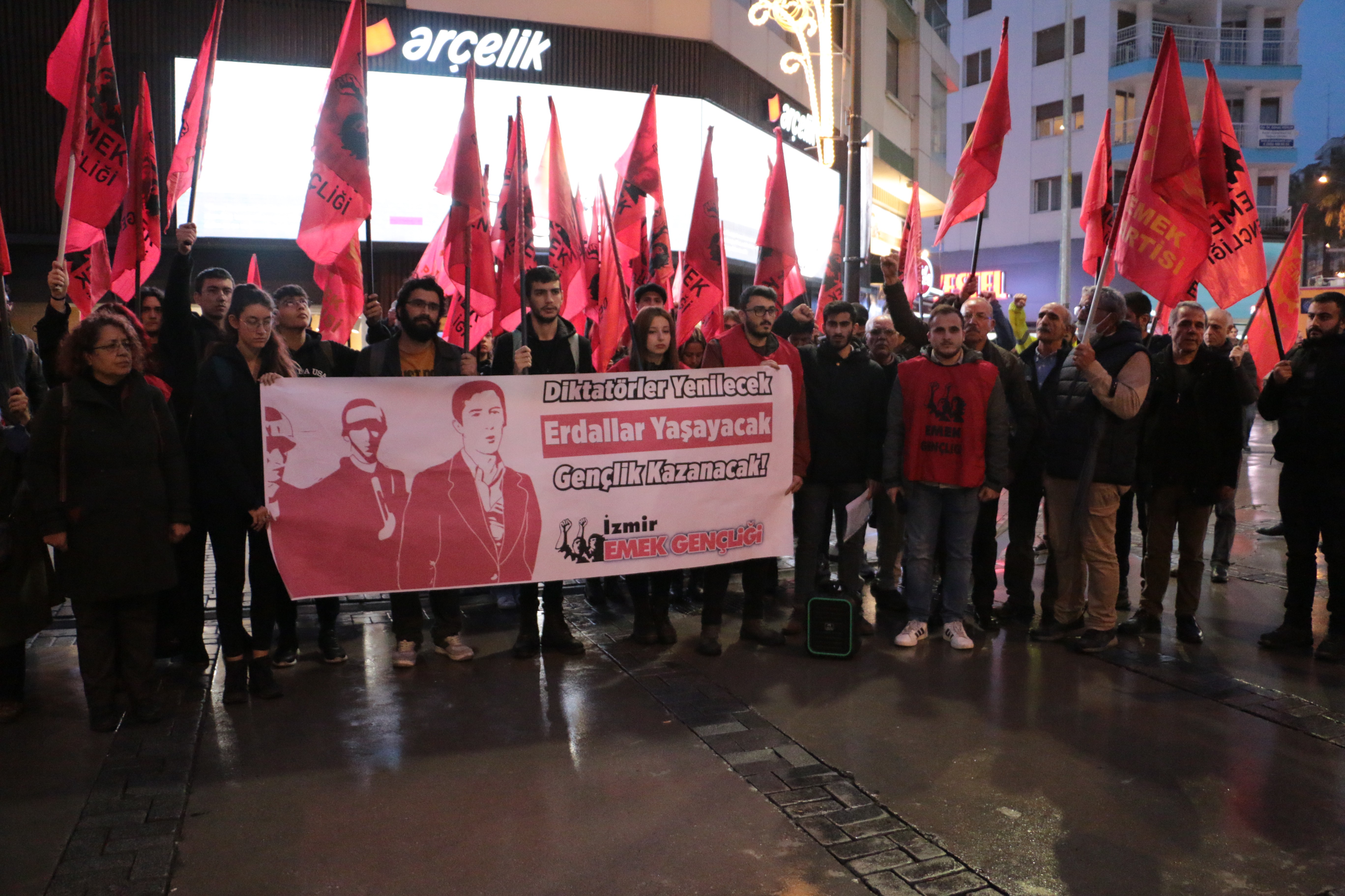 Emek Gençliği üyeleri ellerinde pankart ve bayaraklarla açıklama yapıyor