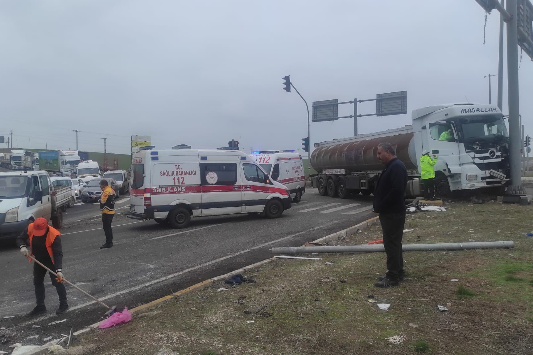 Diyarbakır'da tırla ambulans çarpıştı