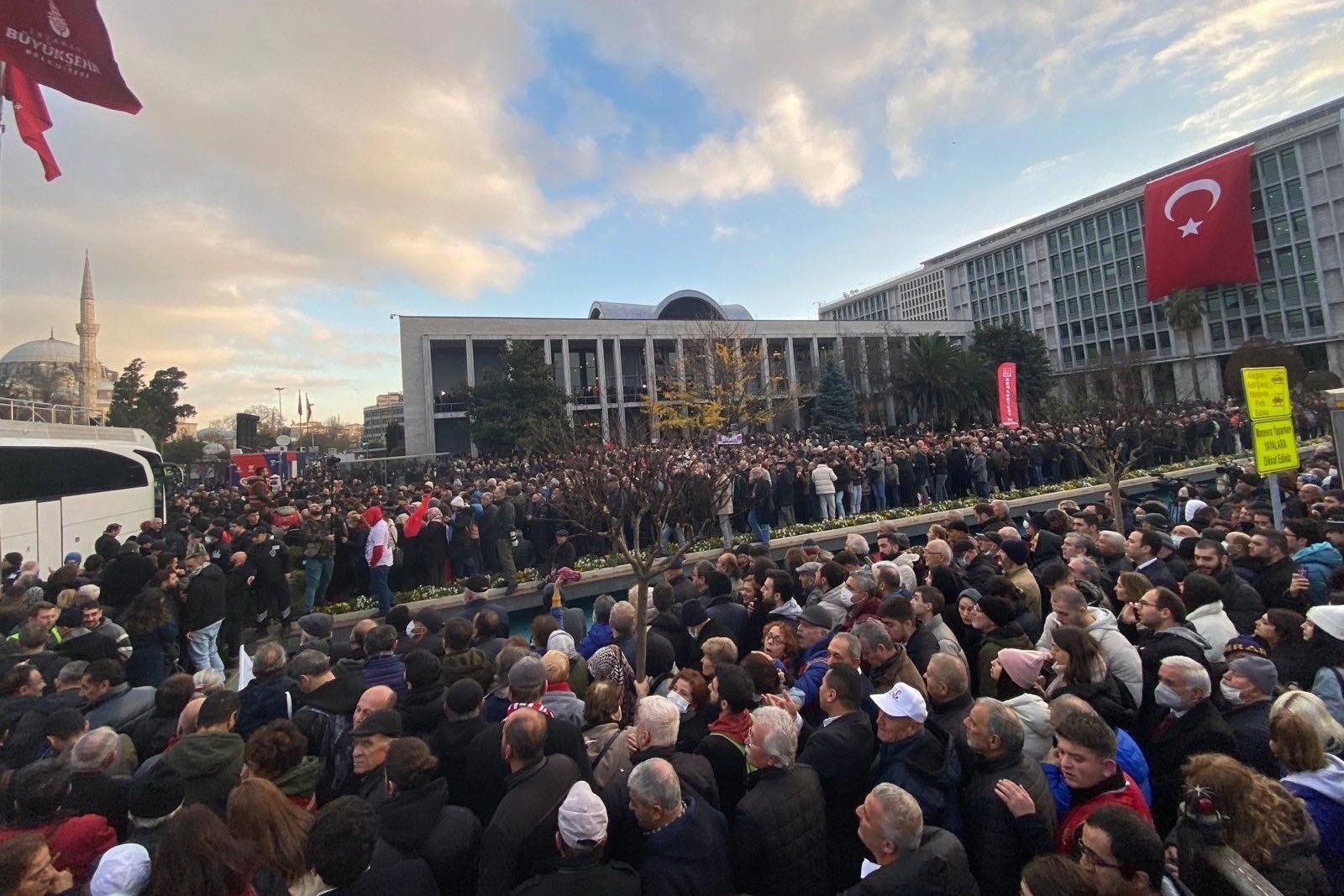 Saraçhane'de toplanan kalabalık