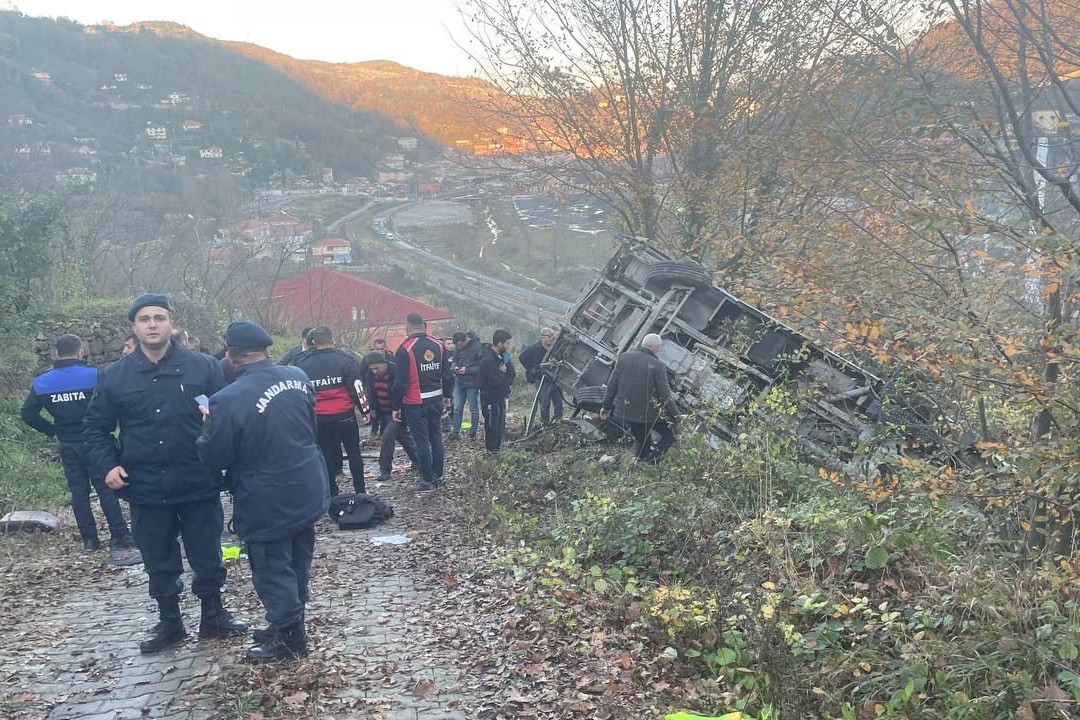 Öğrenci servisi şarampole devrildi.