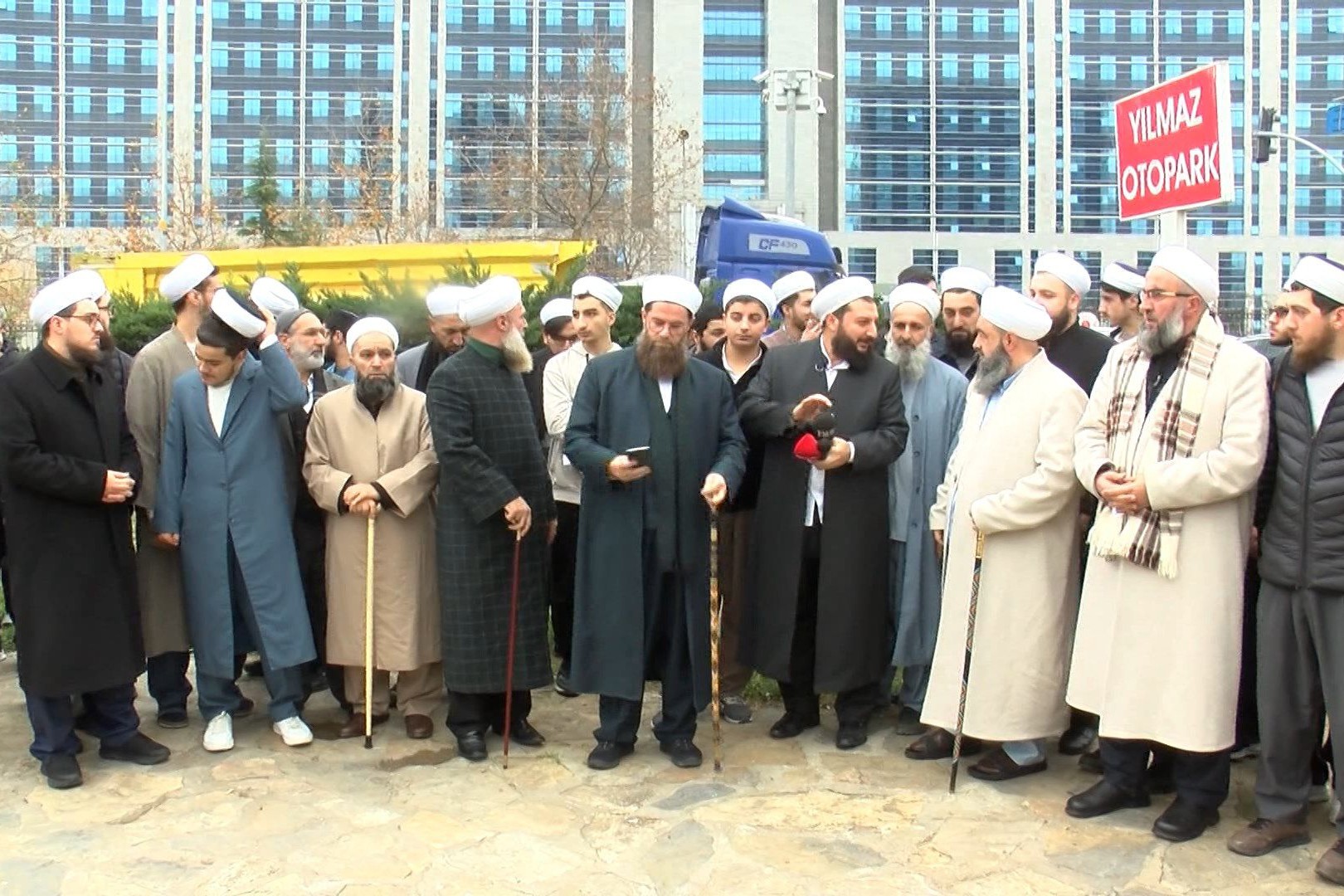 6 yaşındaki çocukla evlenerek istismardan gözaltına alınan Kadir İstekli ve Yusuf Ziya Gümüşel'e destek veren grup