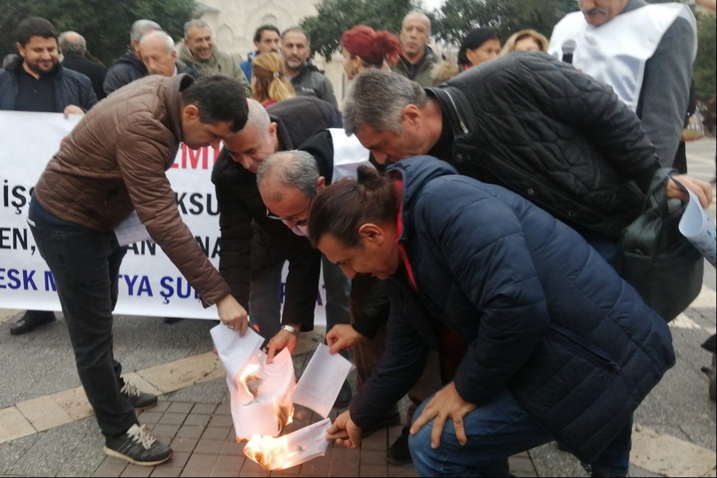 maaş bordrolarını yakan KESK üyeleri