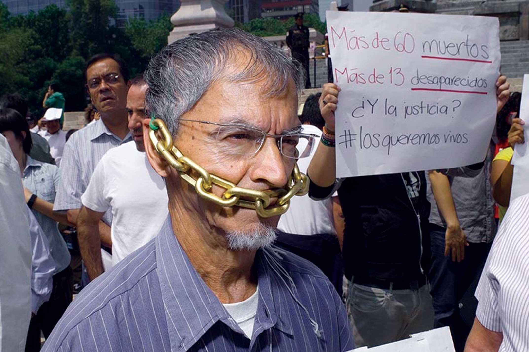 Cinayetleri ve şiddeti protesto eden Meksikalı gazeteciler