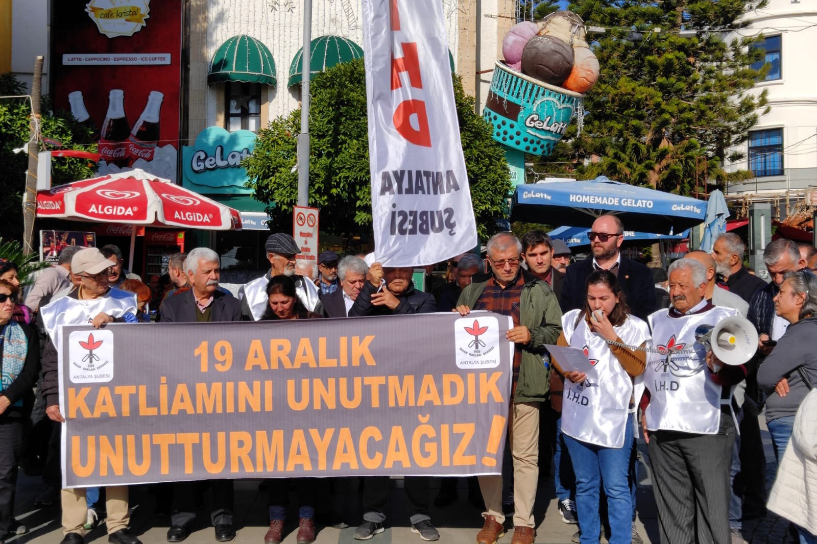 19 Aralık katliamında yaşamını yitirenler anıldı