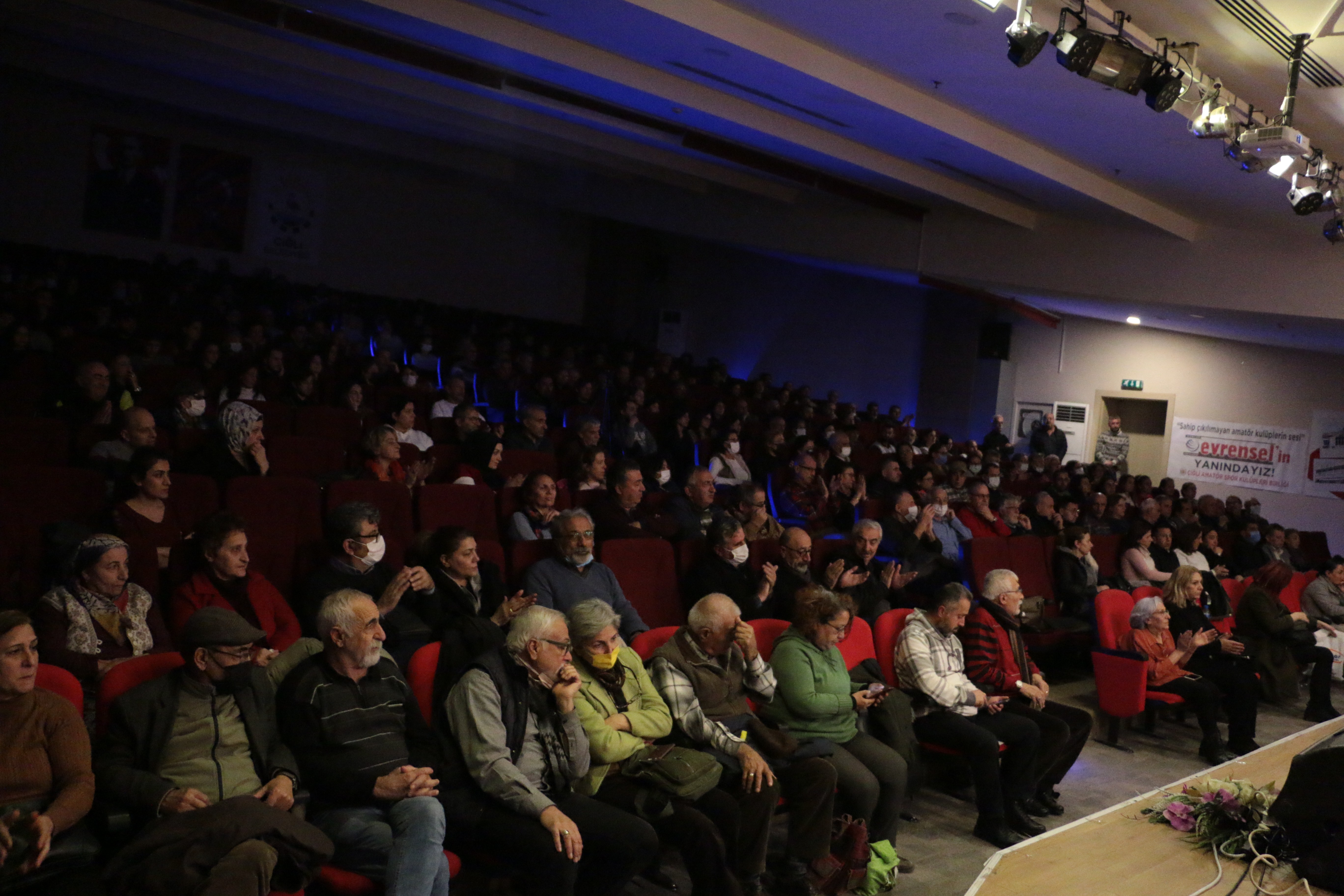 konferans salonunda oturan insanlar 