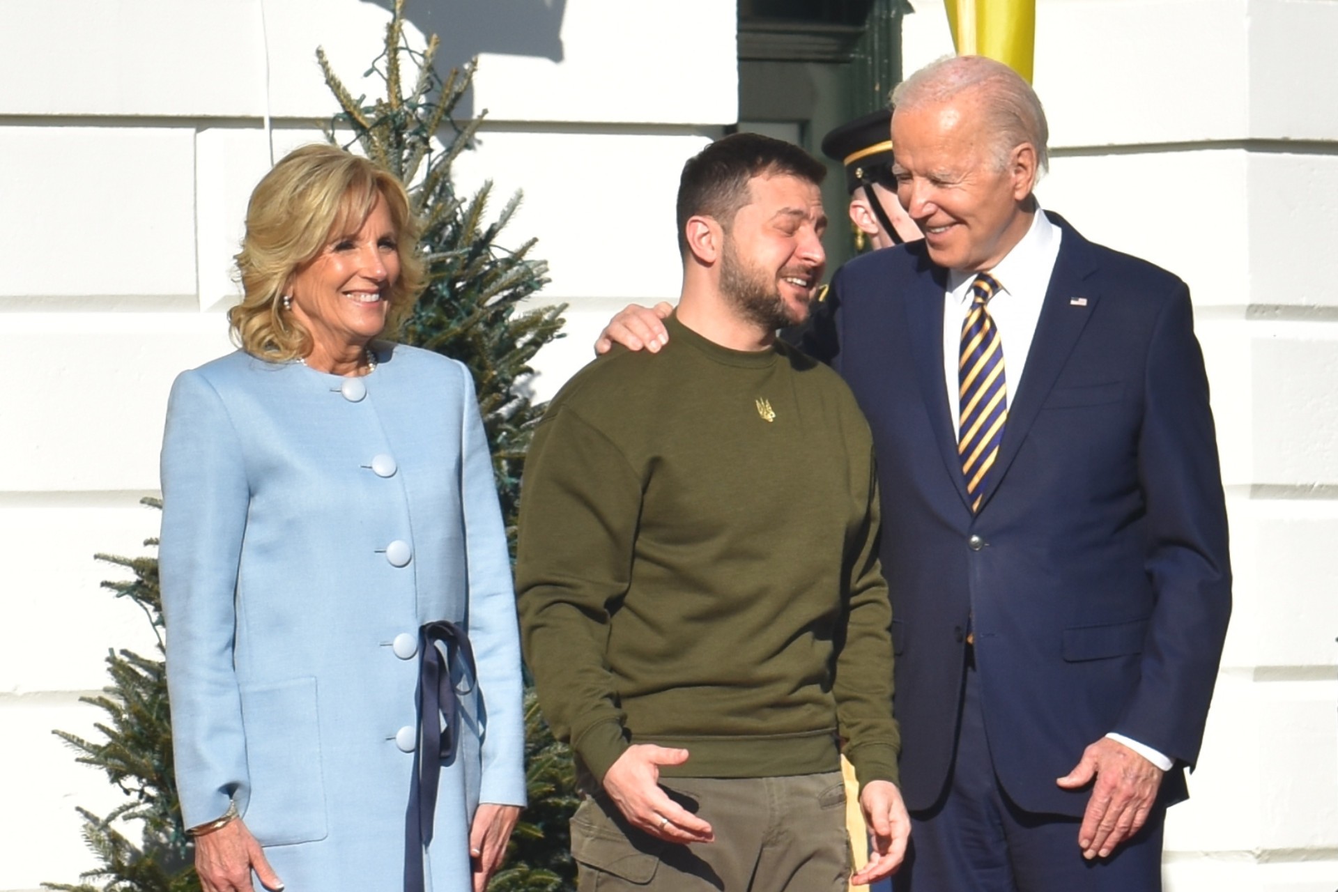 Joe Biden (sağda),  Volodimir Zelenskiy (ortada)  Jill Biden (solda)