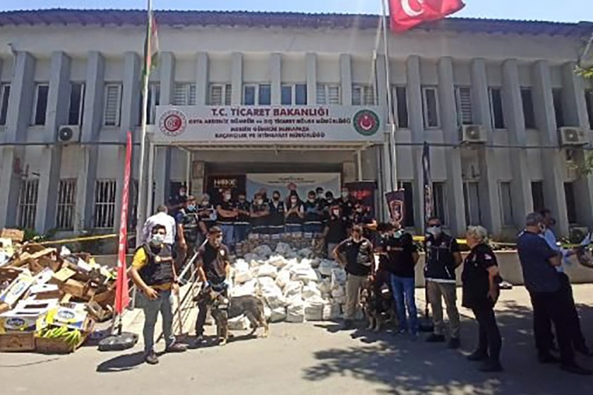 Mersin'de Liberya bandıralı gemideki muz yüklü 2 konteynerde 1 ton 300 kilo kokain ele geçirildi