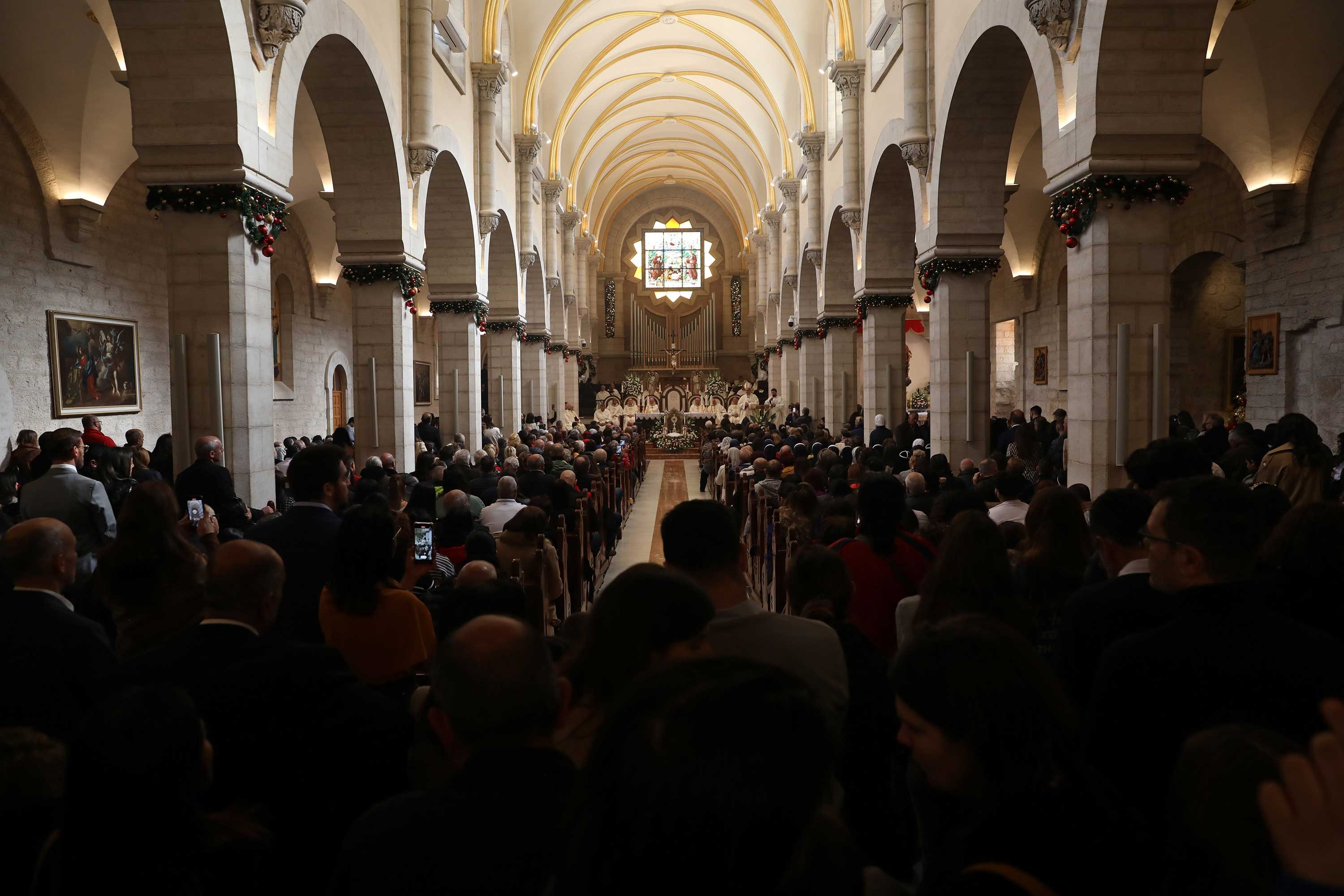 İsa Peygamber'in doğum yeri olarak bilinen Beytullahim'deki Nativity (Yeniden Doğuş) Kilisesi'nde Noel kutlaması