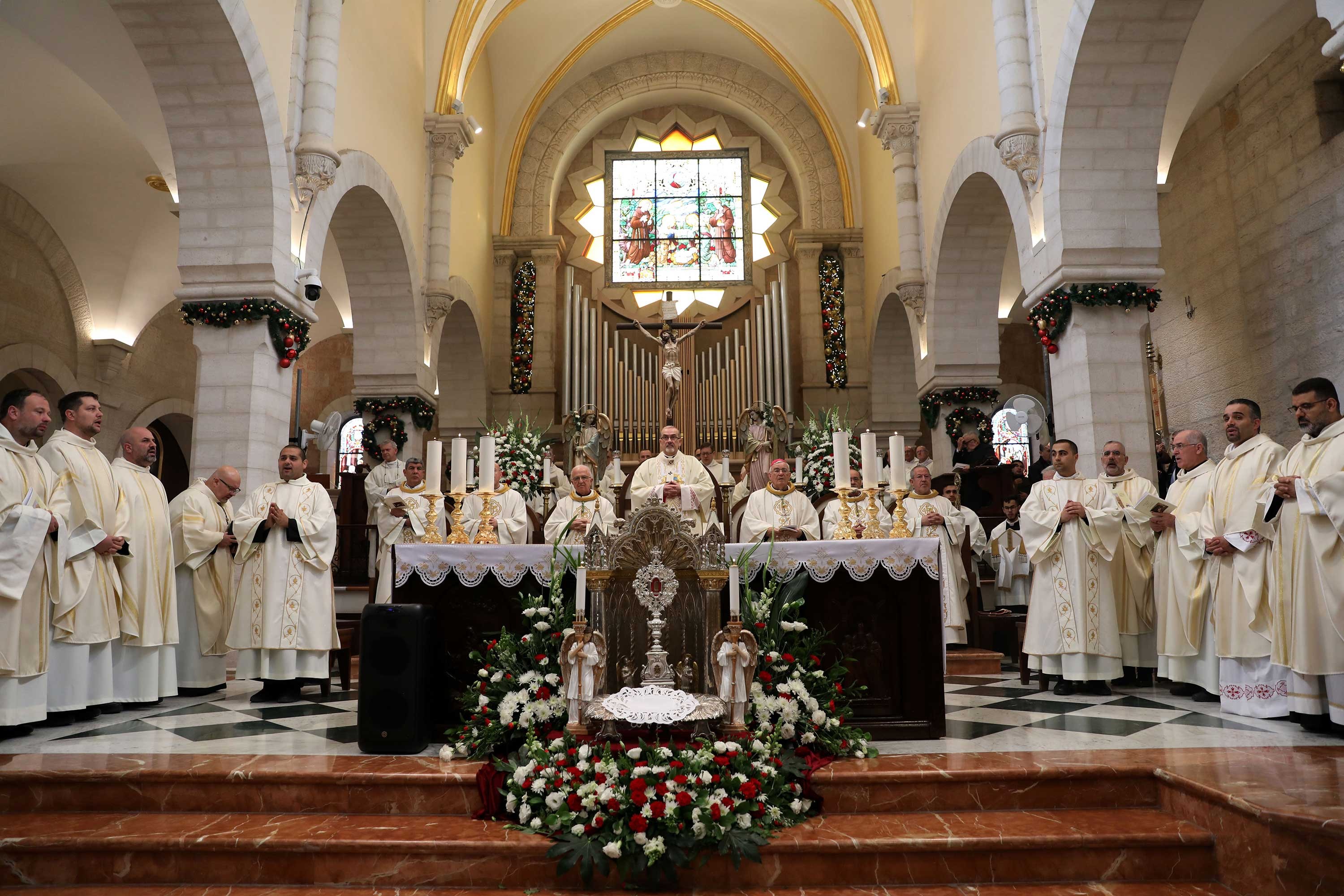 İsa Peygamber'in doğum yeri olarak bilinen Beytullahim'deki Nativity (Yeniden Doğuş) Kilisesi'nde Noel kutlaması