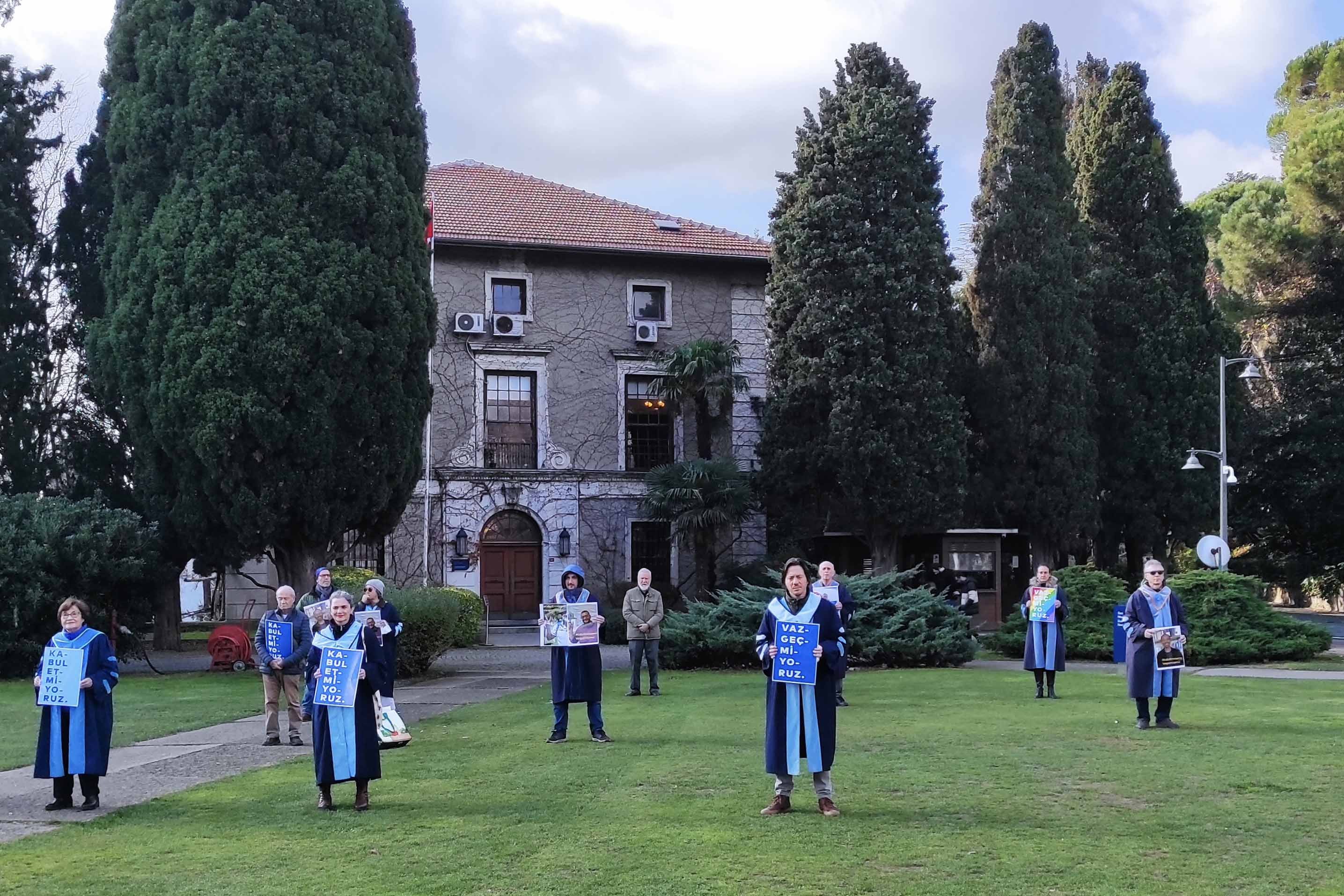 Boğaziçi Üniversitesi akademisyenleri rektörlüğe sırtını çevirdi