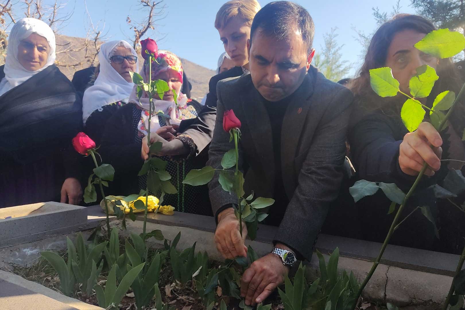 Ercüment Akdeniz, Roboski Katliamı'nda yaşamını yitirenleri anarken