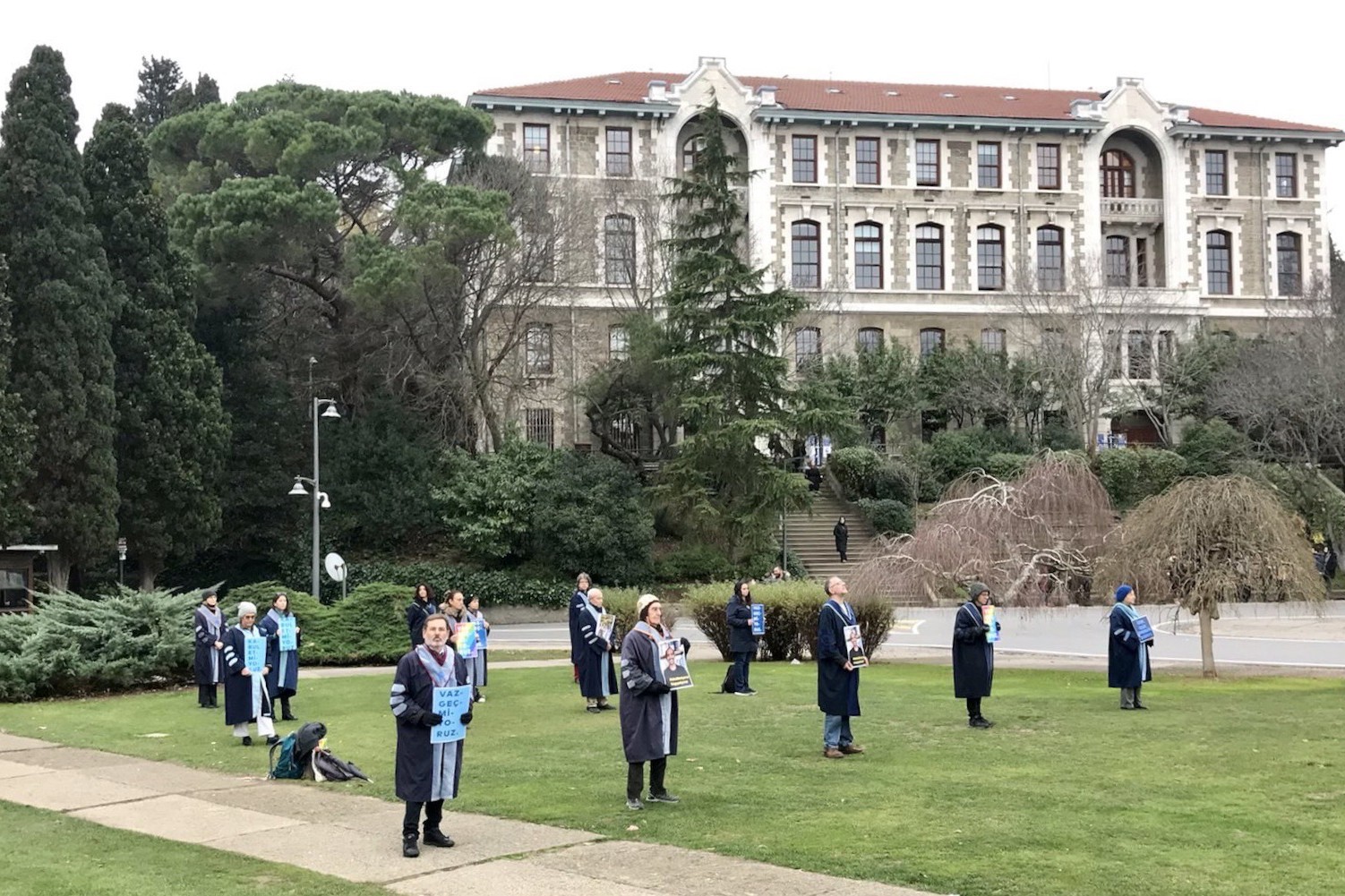 Boğaziçi Üniversitesi akademisyenleri rektörlüğe sırtını çevirdi