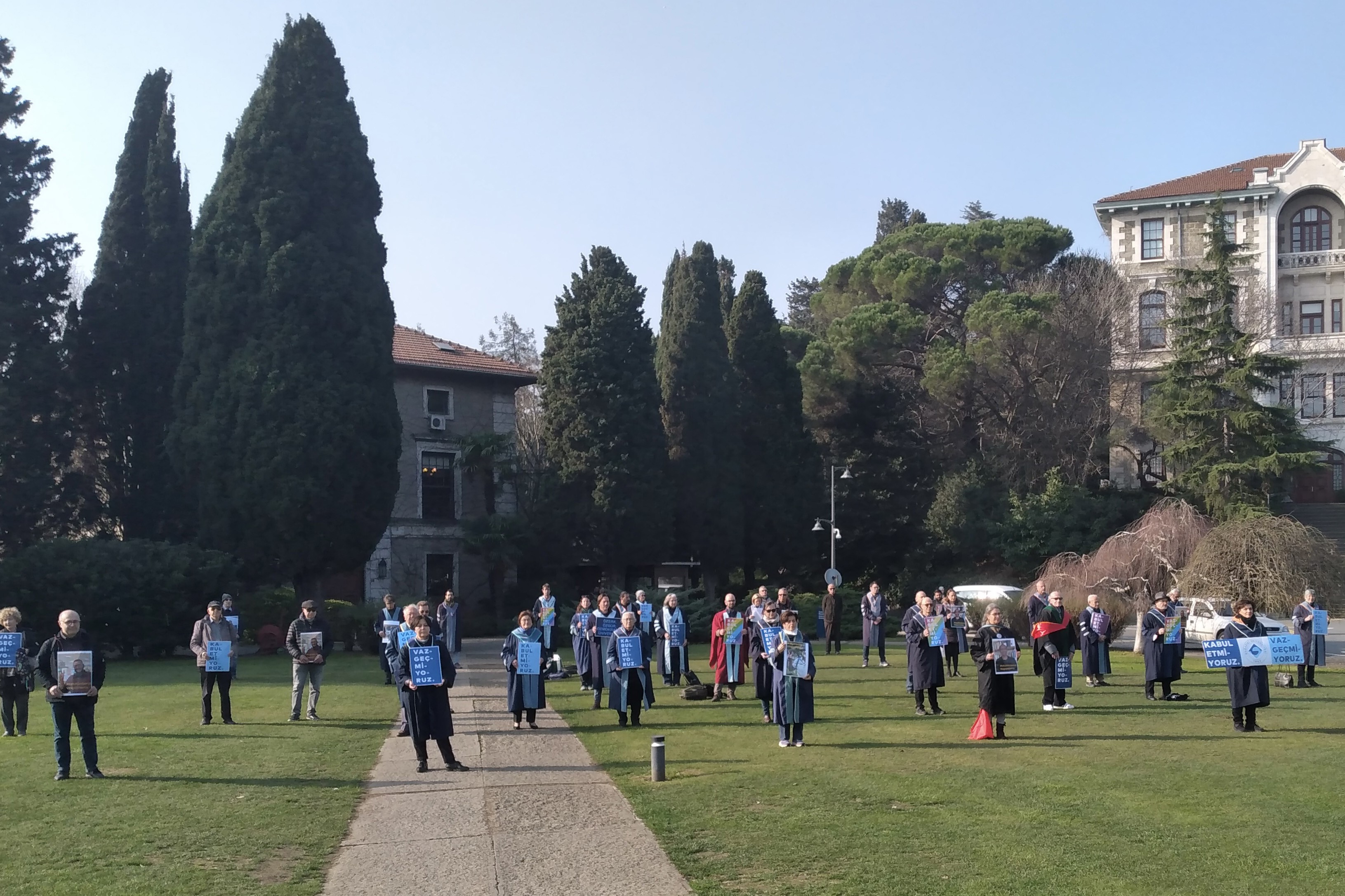 Boğaziçi Üniversitesi akademisyenleri rektörlüğe sırtını çevirdi