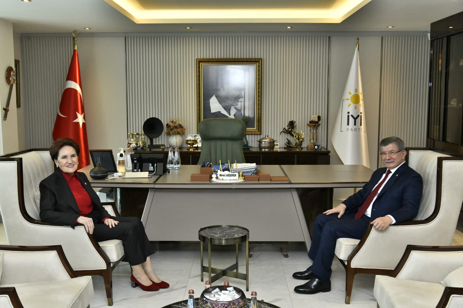 Ahmet Davutoğlu ve Meral Akşener karşılıklı oturuyor