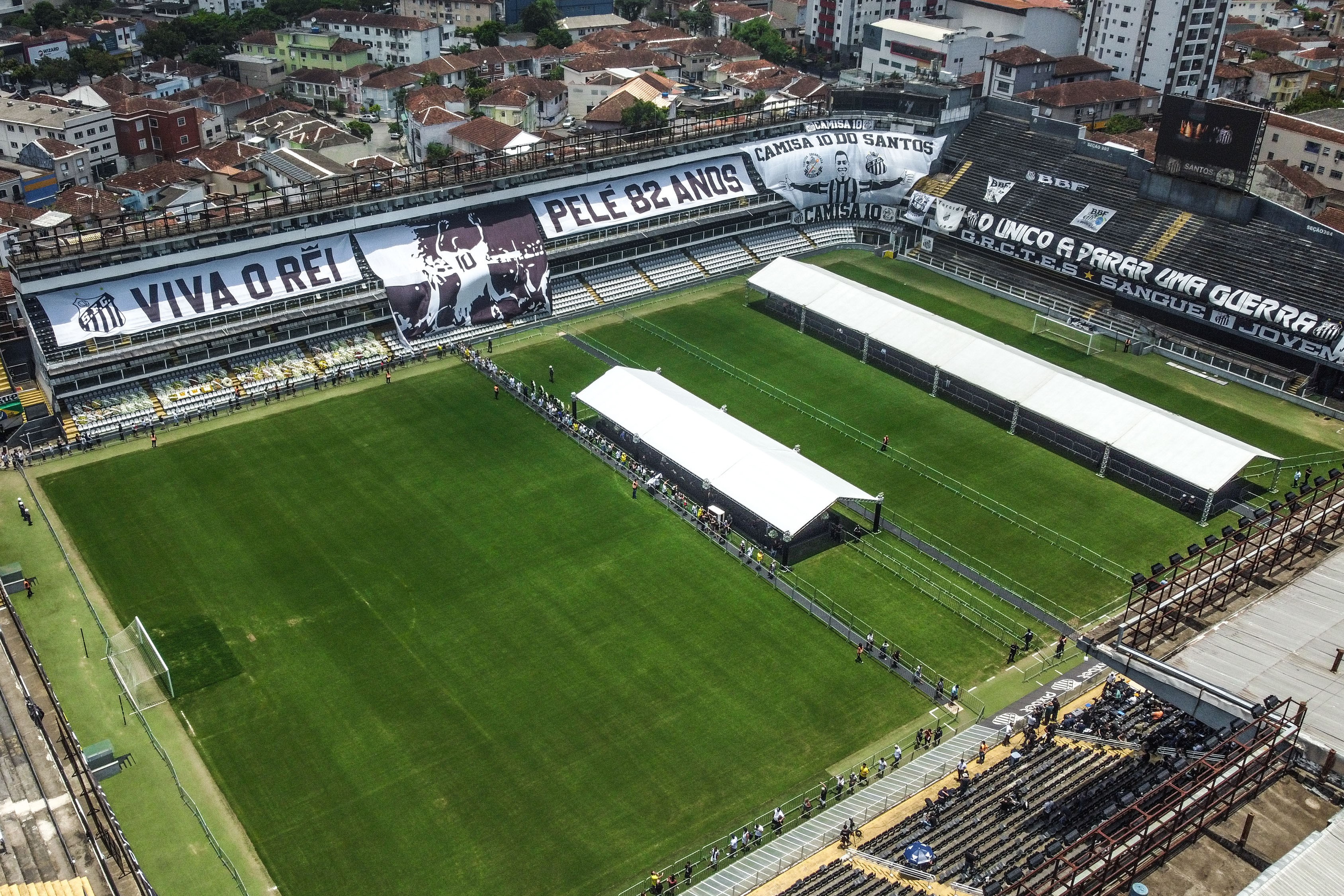 stadyumunu yukarıdan görünümü, tribünlere Pele için aslan pankartlar