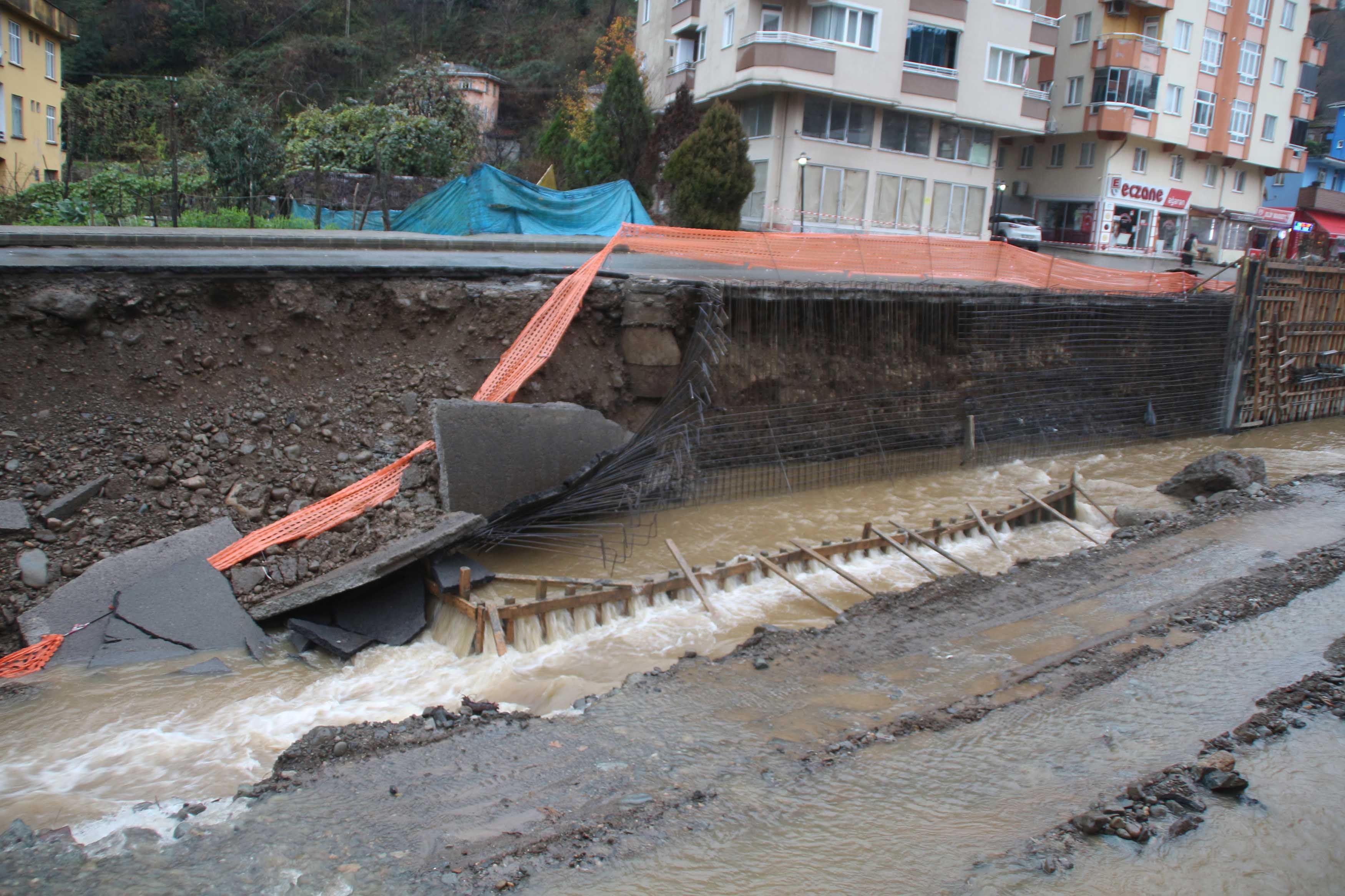 Rize'de yol dere yatağına çöktü