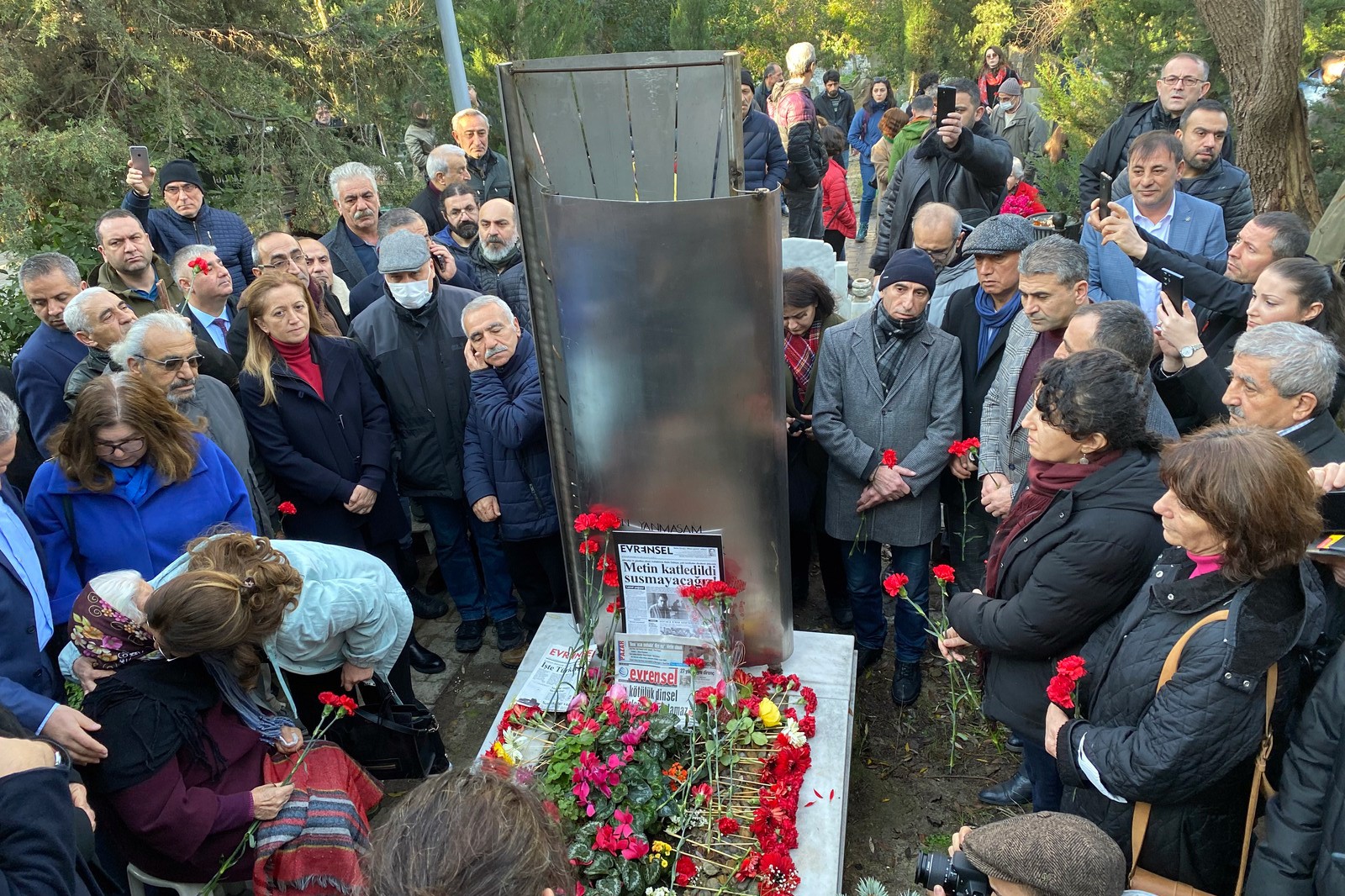 Metin Göktepe mezarı başında anılıyor.