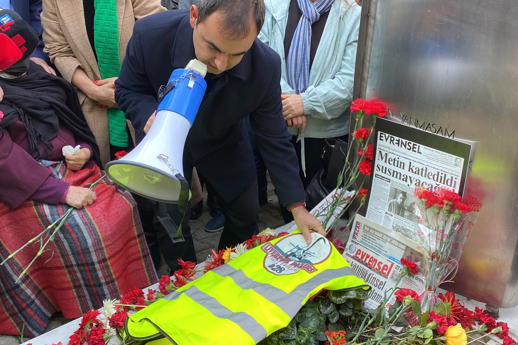 Metin Göktepe mezarı başında anılıyor.