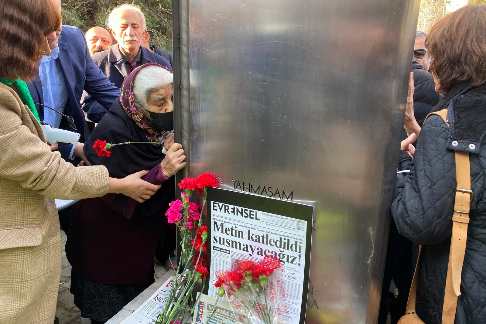 Metin Göktepe mezarı başında anılıyor.