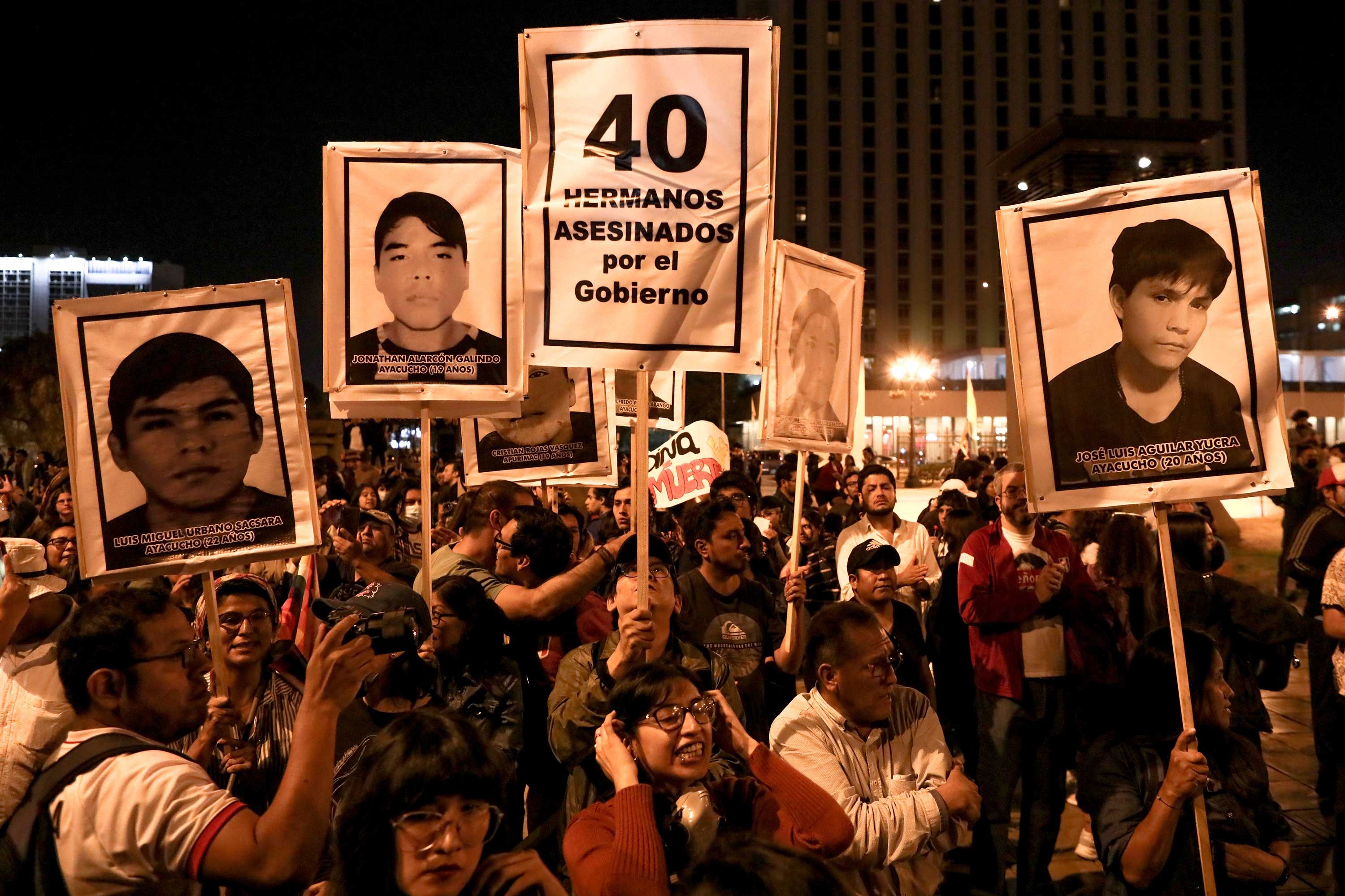 Peru'daki protestolarda yaşamını yitirenler için düzenlenen anma