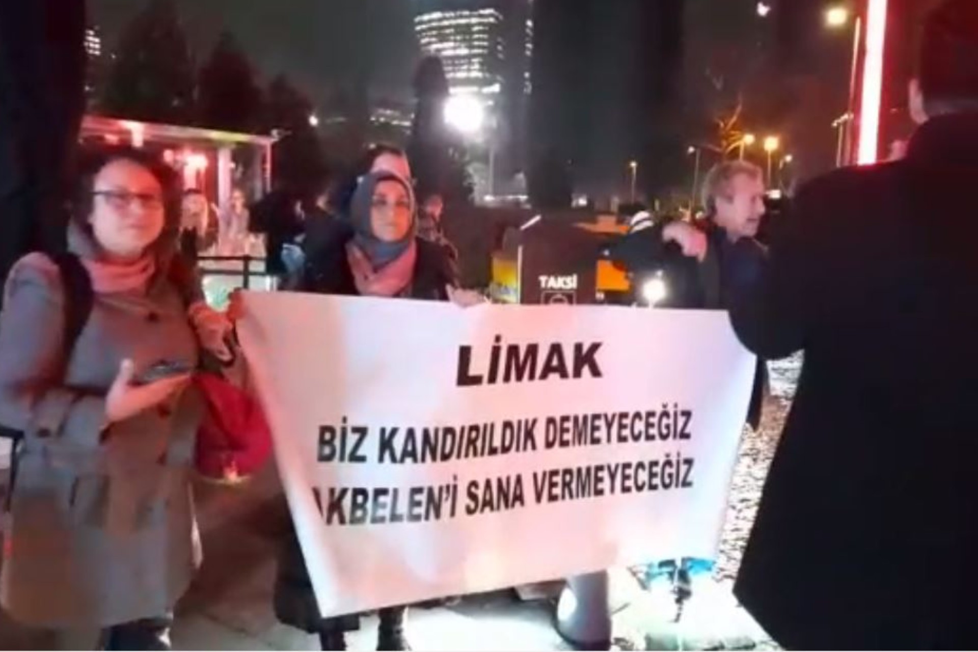 Limak'ı protesto eden kitle