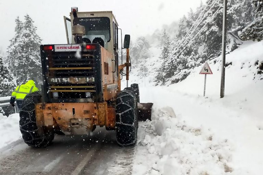 Antalya'da yağmur ve hızı 122 kilometreye ulaşan fırtına hayatı olumsuz etkiledi