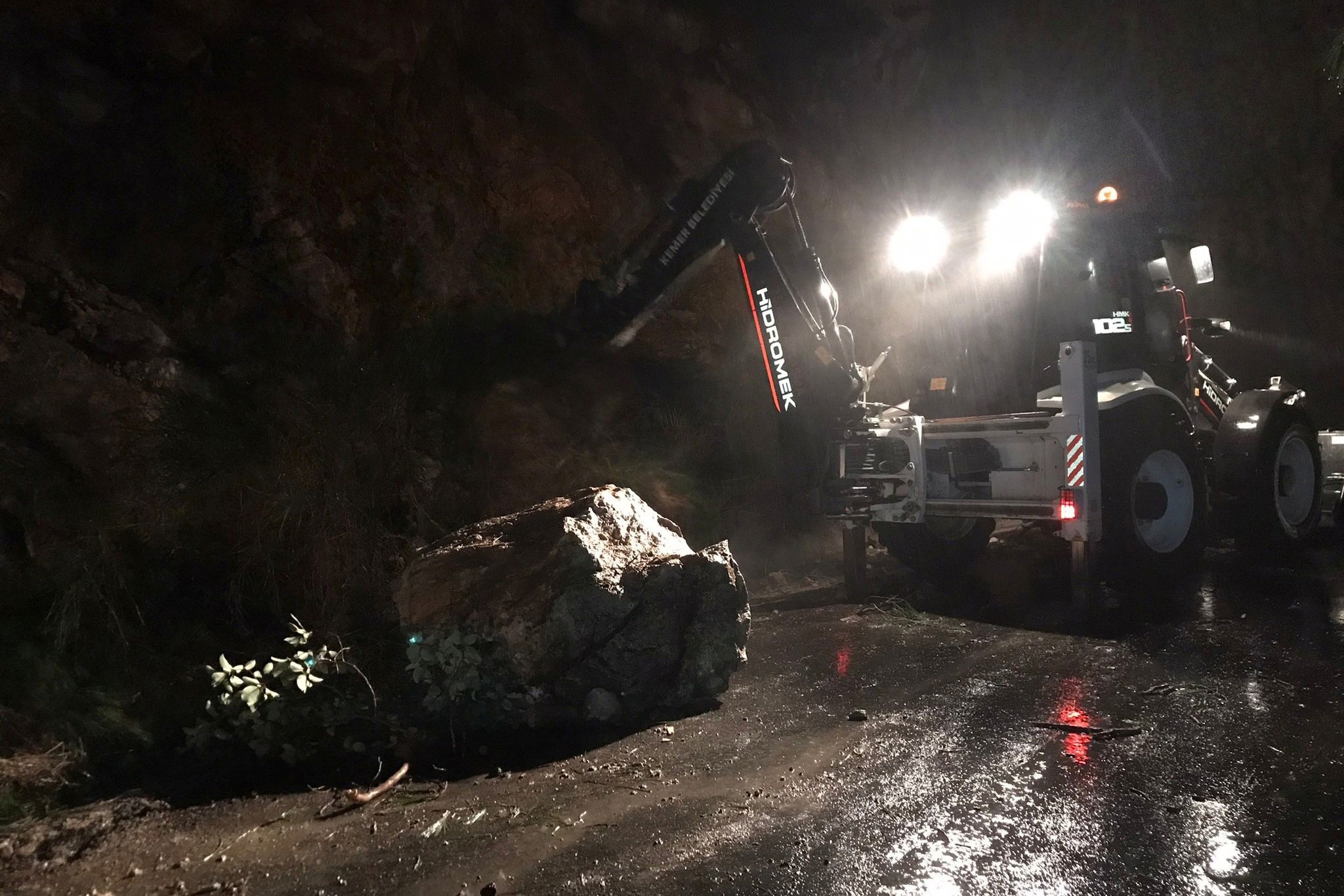 Antalya'da yağmur ve hızı 122 kilometreye ulaşan fırtına hayatı olumsuz etkiledi