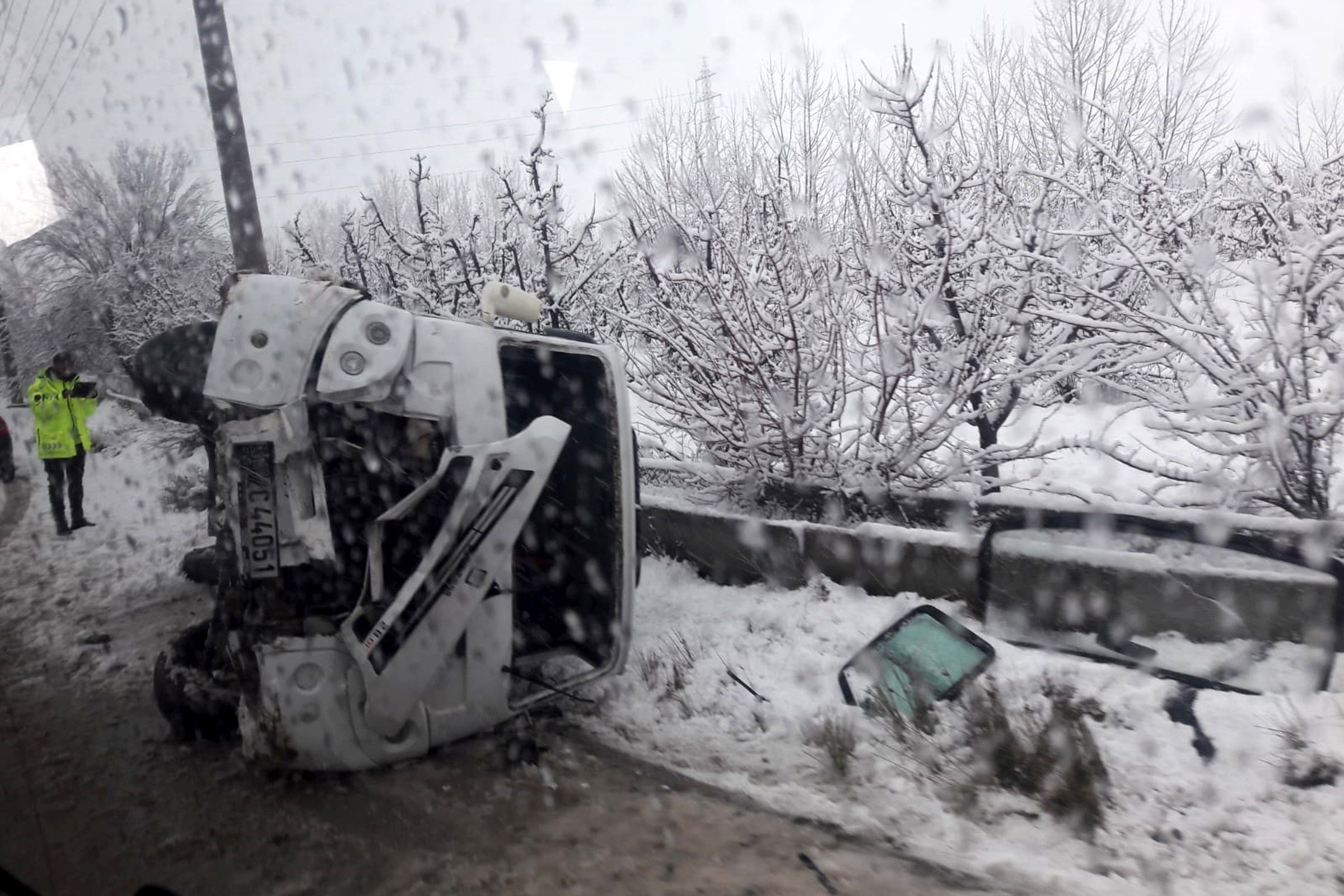 Antalya'da yağmur ve hızı 122 kilometreye ulaşan fırtına hayatı olumsuz etkiledi