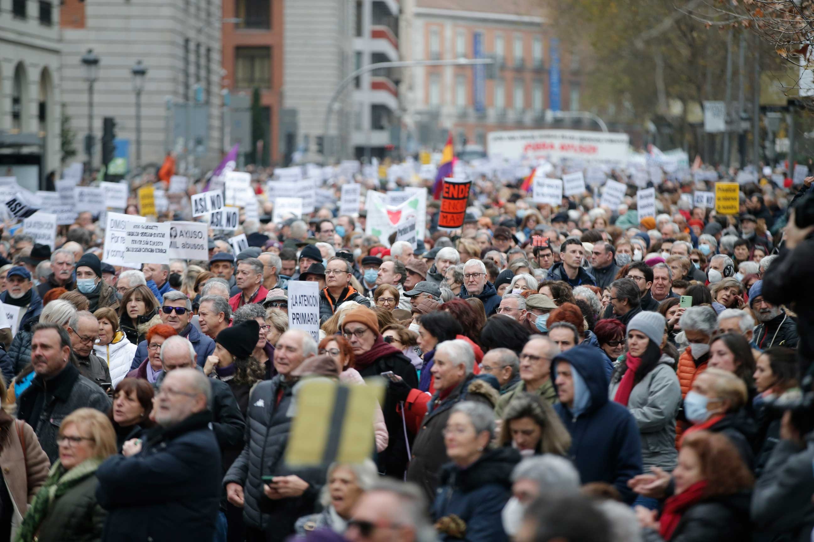 İspanya'nın başkenti Madrid'de eylem düzenleyen sağlık çalışanları