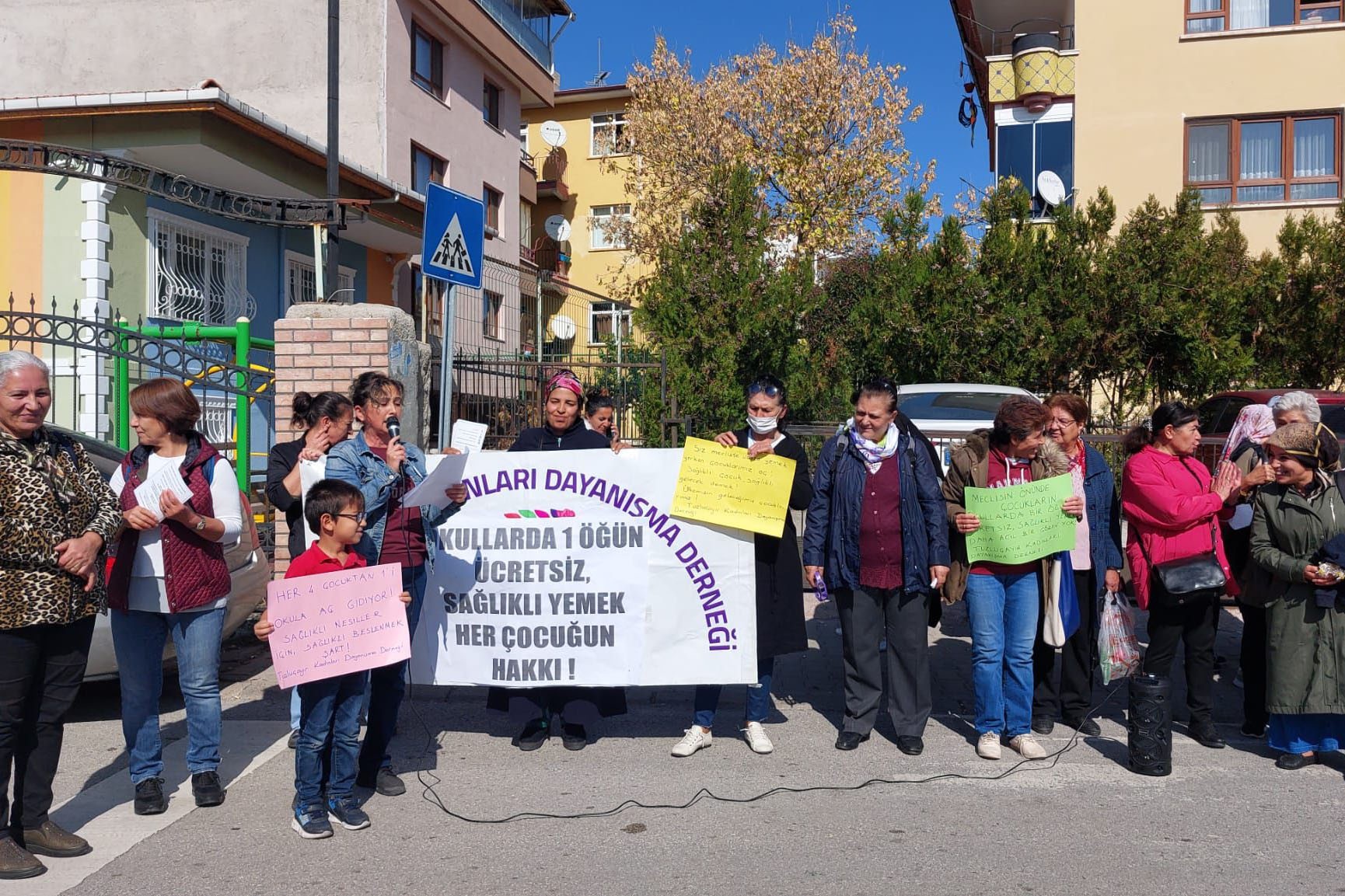 Okullarda 1 öğün yemek için imza toplayan kadınlar: Çocuklar ‘Ne zaman yemek gelecek’ diye soruyor