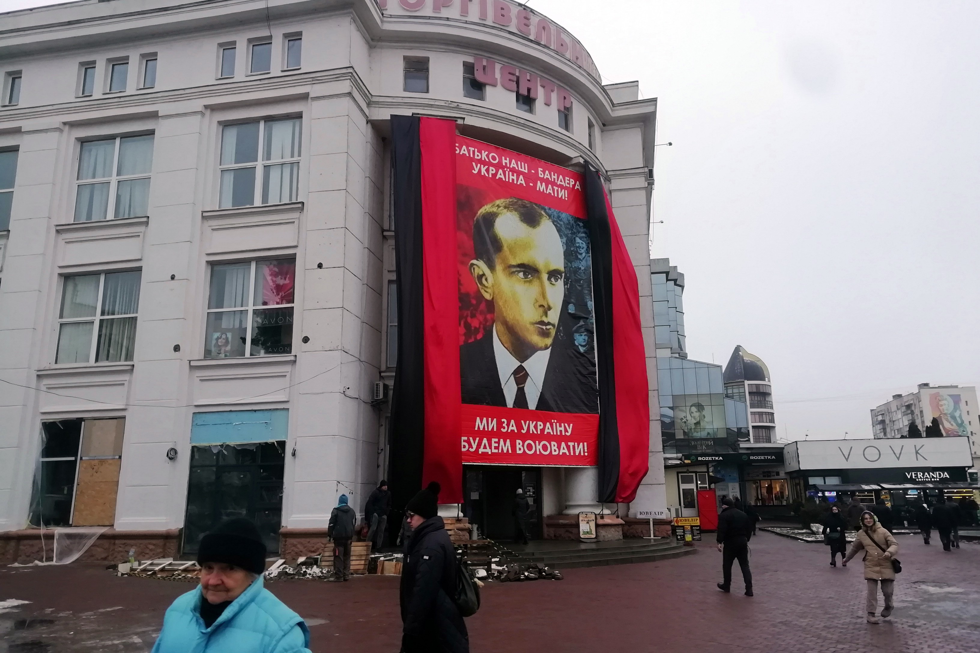 Ukrayna'nın Hmelnitski kentinde bir binayı boydan boya kaplayan dev bir Stepan Bandera posteri dikkat çekiyor. Bandera, 2. Dünya Savaşında Ukraynalı Yahudileri katletmiş bir Nazi işbirlikçisi.