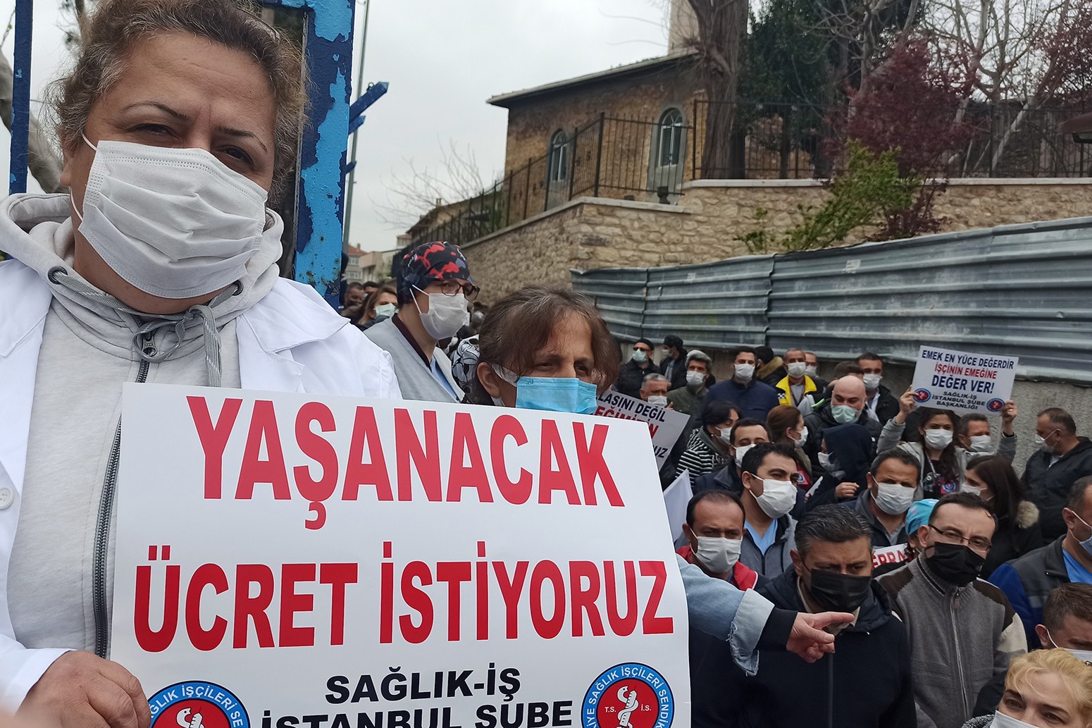 Cerrahpaşa Tıp Fakültesinde görevli sağlık işçileri, kendilerinin onayı olmadan imzalanan TÜHİS sözleşmesine ve dayatılan yüzde 7'lik sefalet zammına tepki gösterdi.