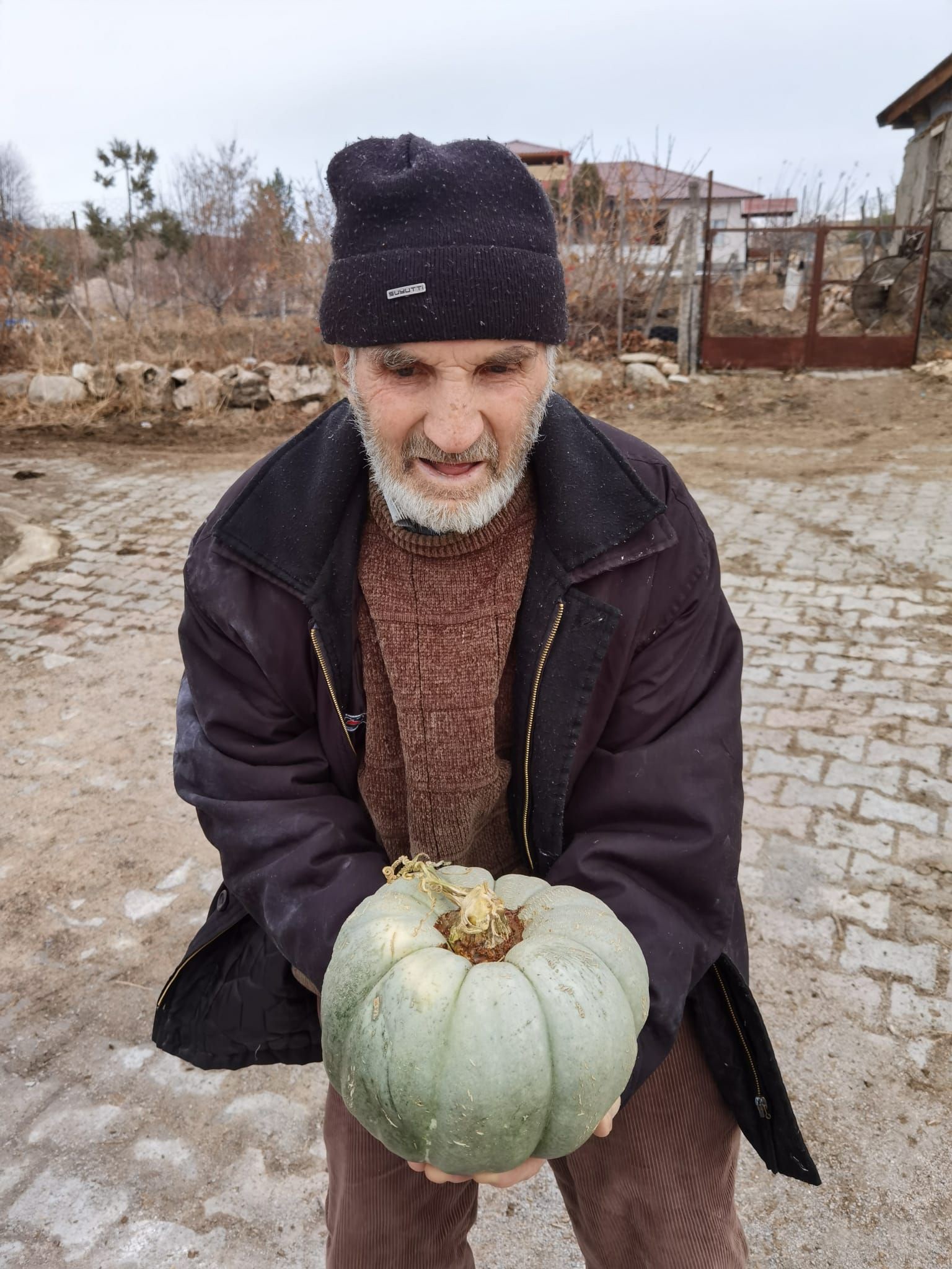 Eğrisögüt Köyü’nde organik tarım yapan Mehmet Ebeş 