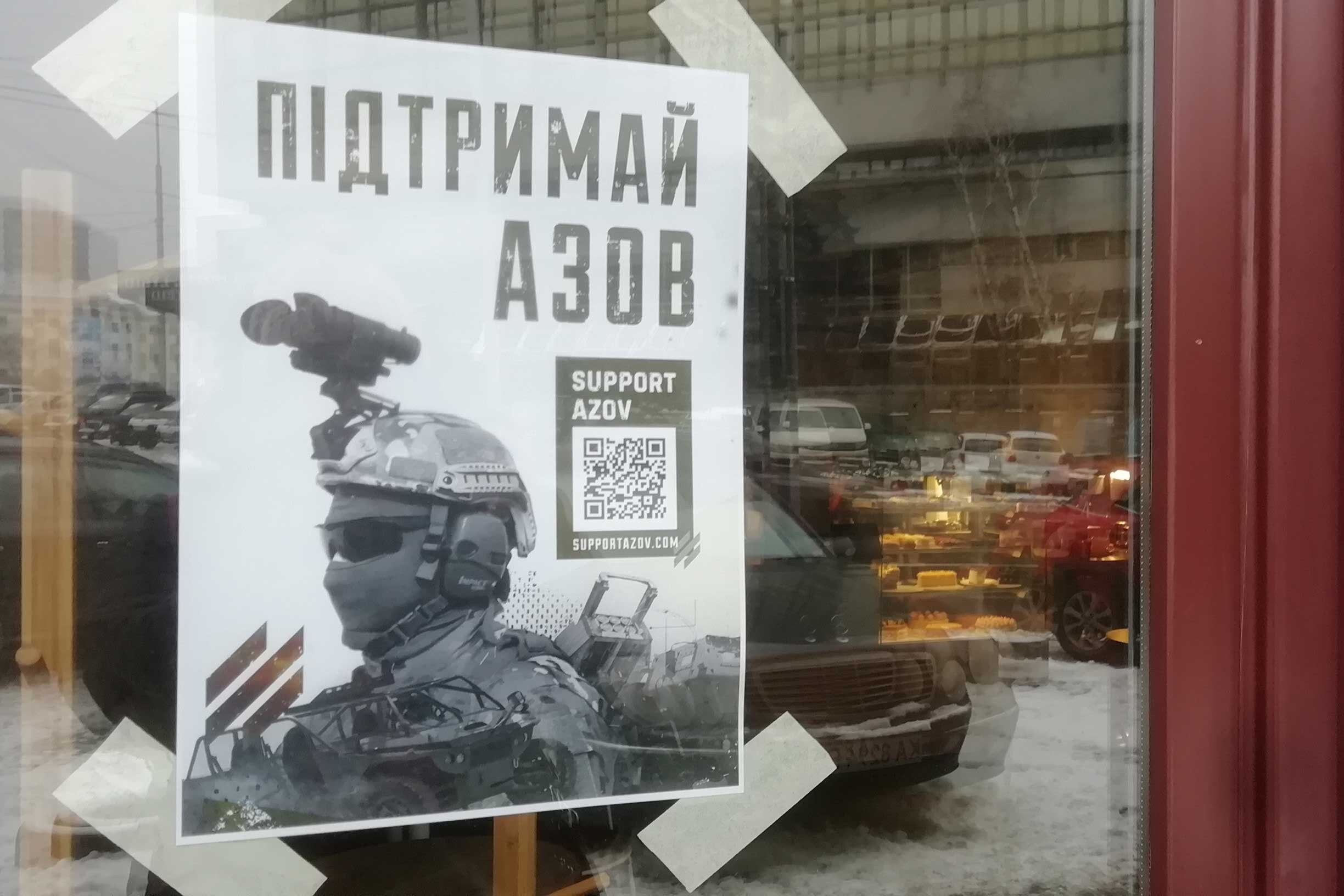 Kiev'deki bir kafenin camına asılan Azov Taburu için yardım ilanı