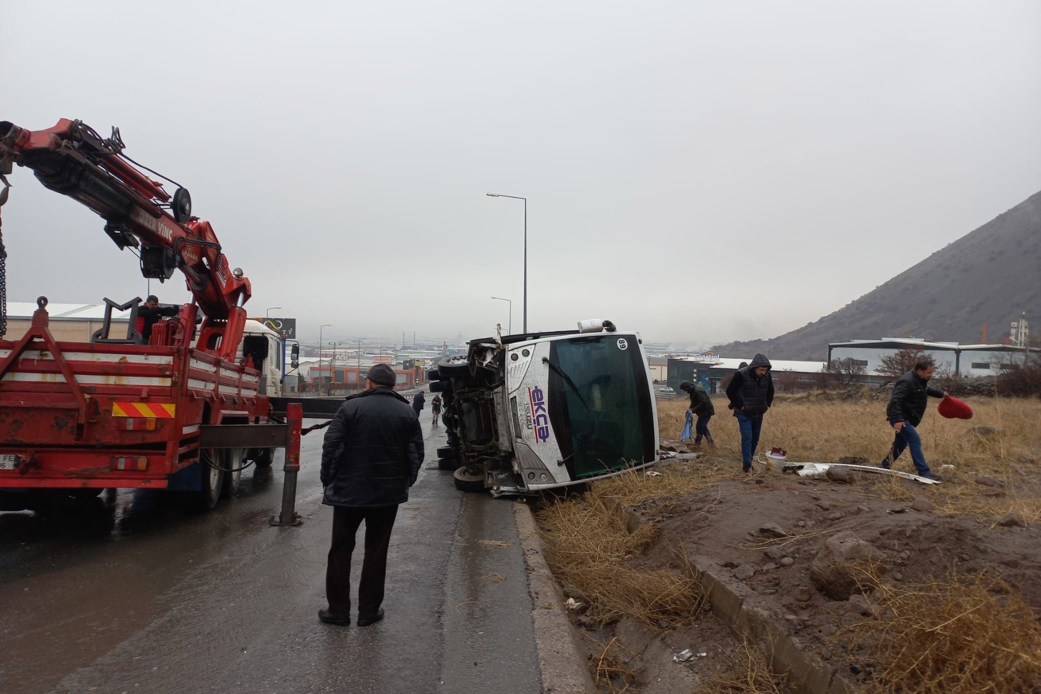 Kayseri'de işçi servis midibüsü devrildi: 3'ü ağır, 25 yaralı