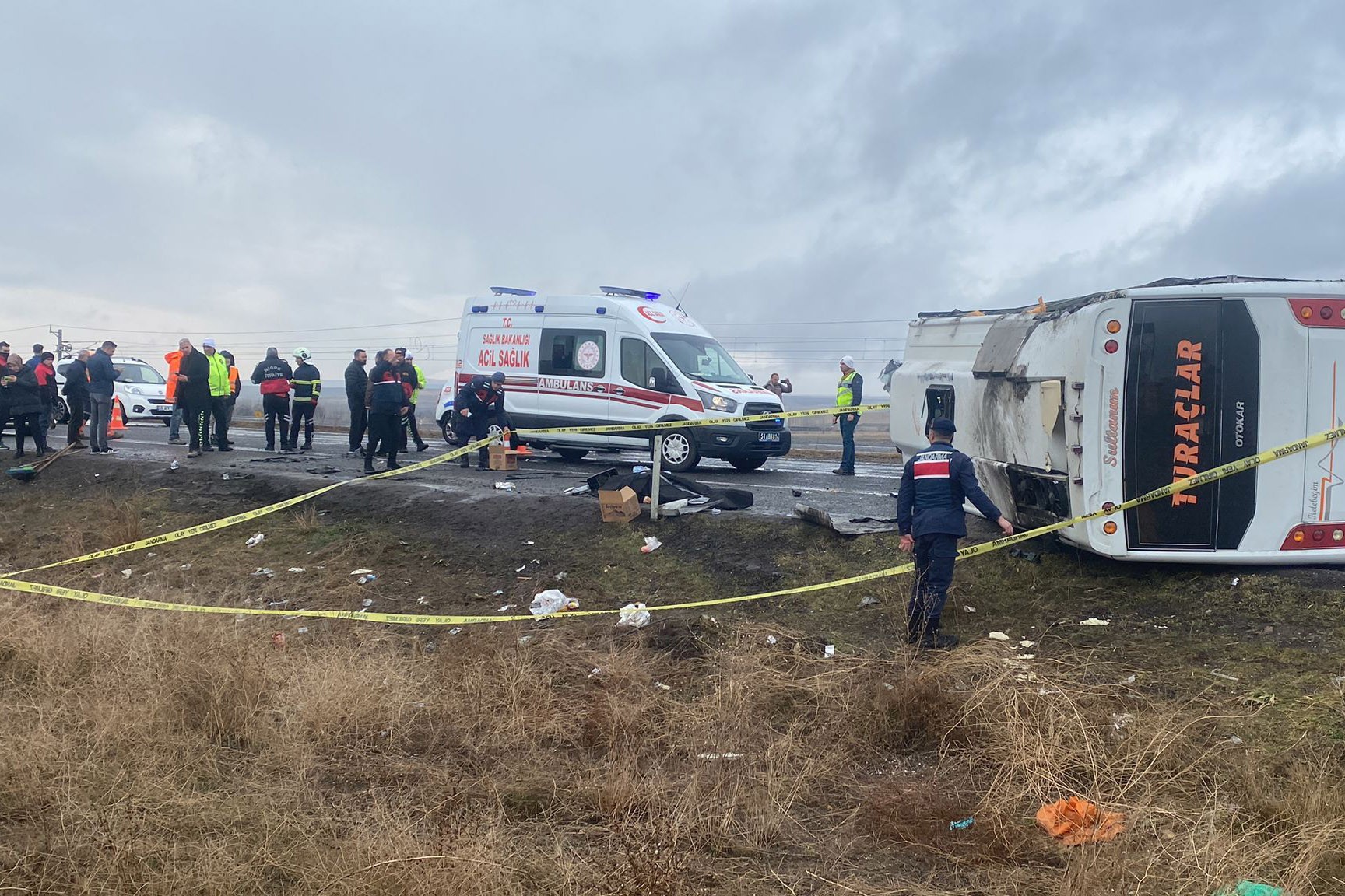 Niğde'de devrilen tur midibüsündeki 1 kişi öldü, 27 kişi yaralandı