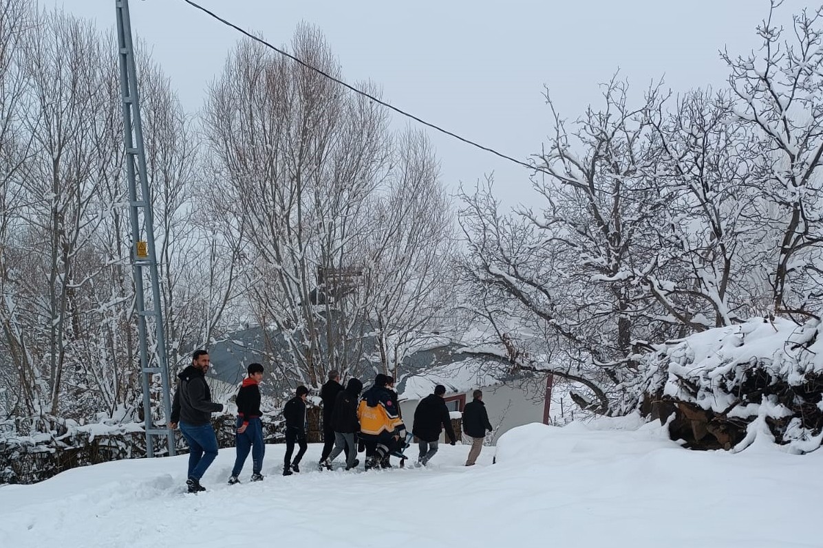 Bingöl'de yaşlı kadın sağlık ekipleri tarafından taşınıyor.