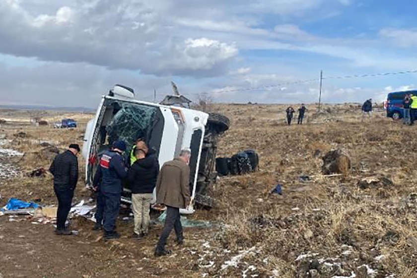 Devrilen tur midibüsünde yaralanan Meksikalı turist, hastanede öldü