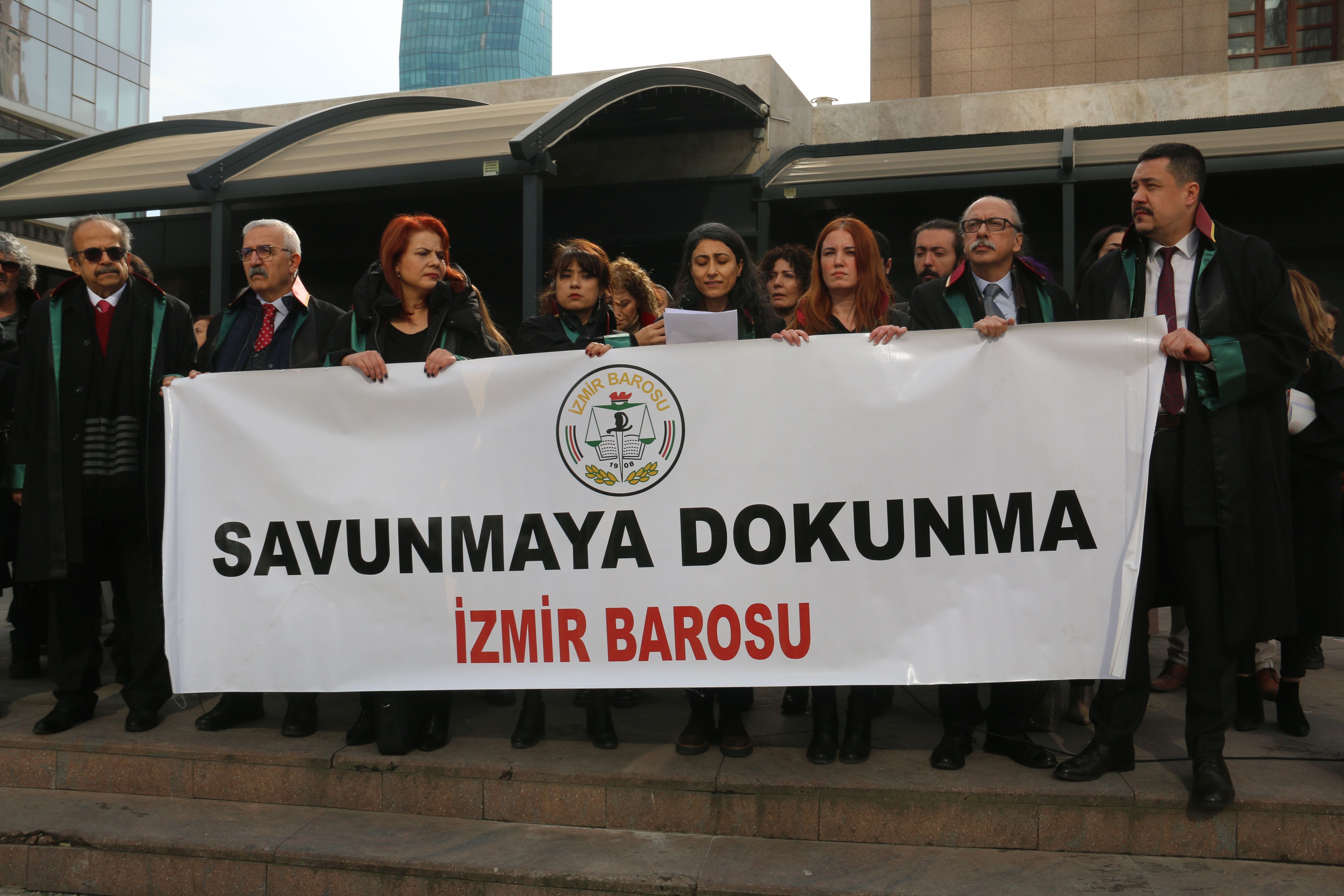 İzmir'de avukatlara yönelik şiddet protesto edildi