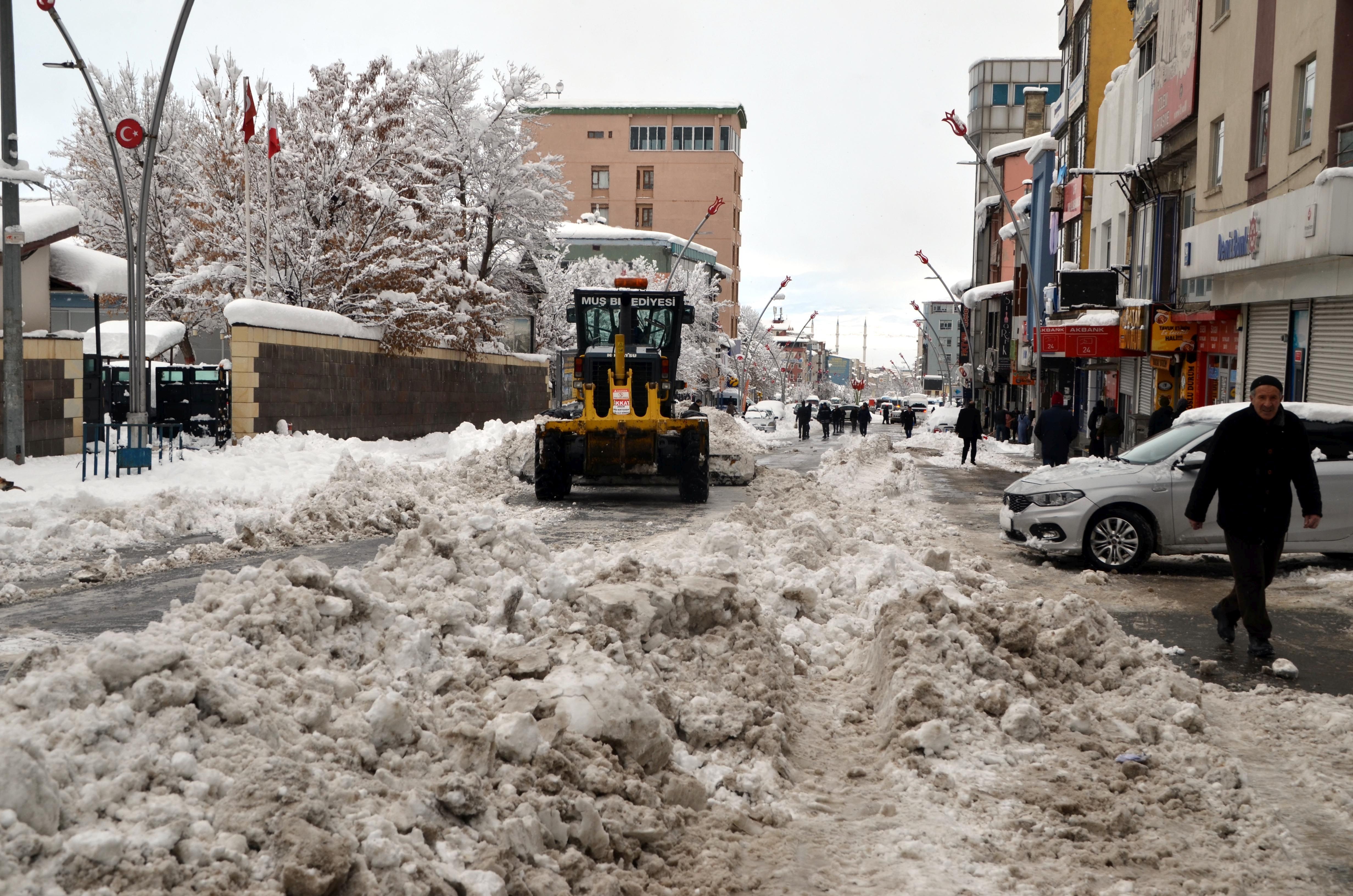 Kar yağışı köy yollarını kapadı