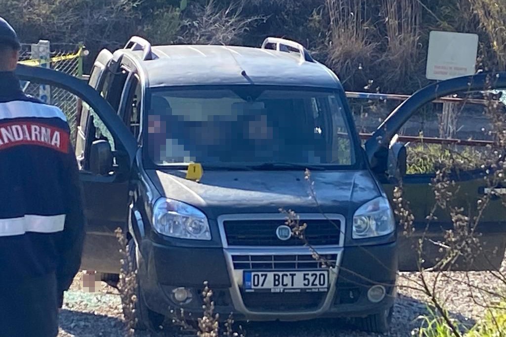 Kumar borcu yüzünden 3 kişiyi öldürdü 