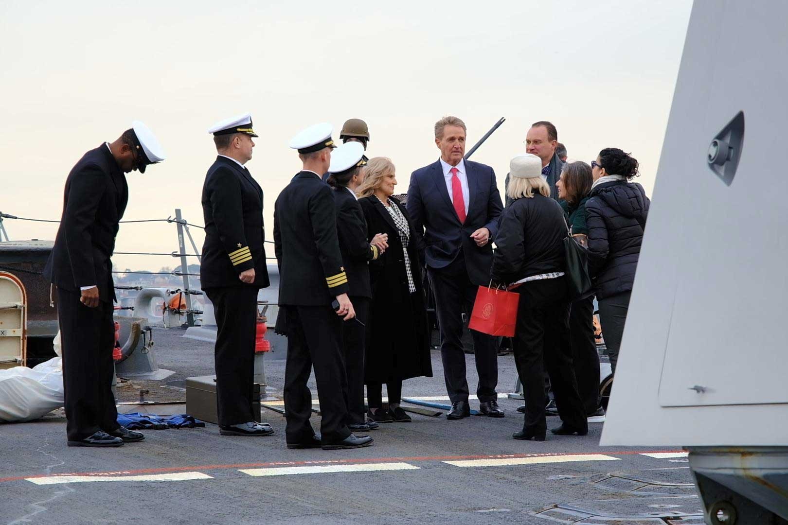 ABD Büyükelçisi Jeffry L. Flake ve Başkonsolos Julie A. Eadeh, İstanbul Boğazı'na demirleyen ABD savaş gemisi USS Nitze'de